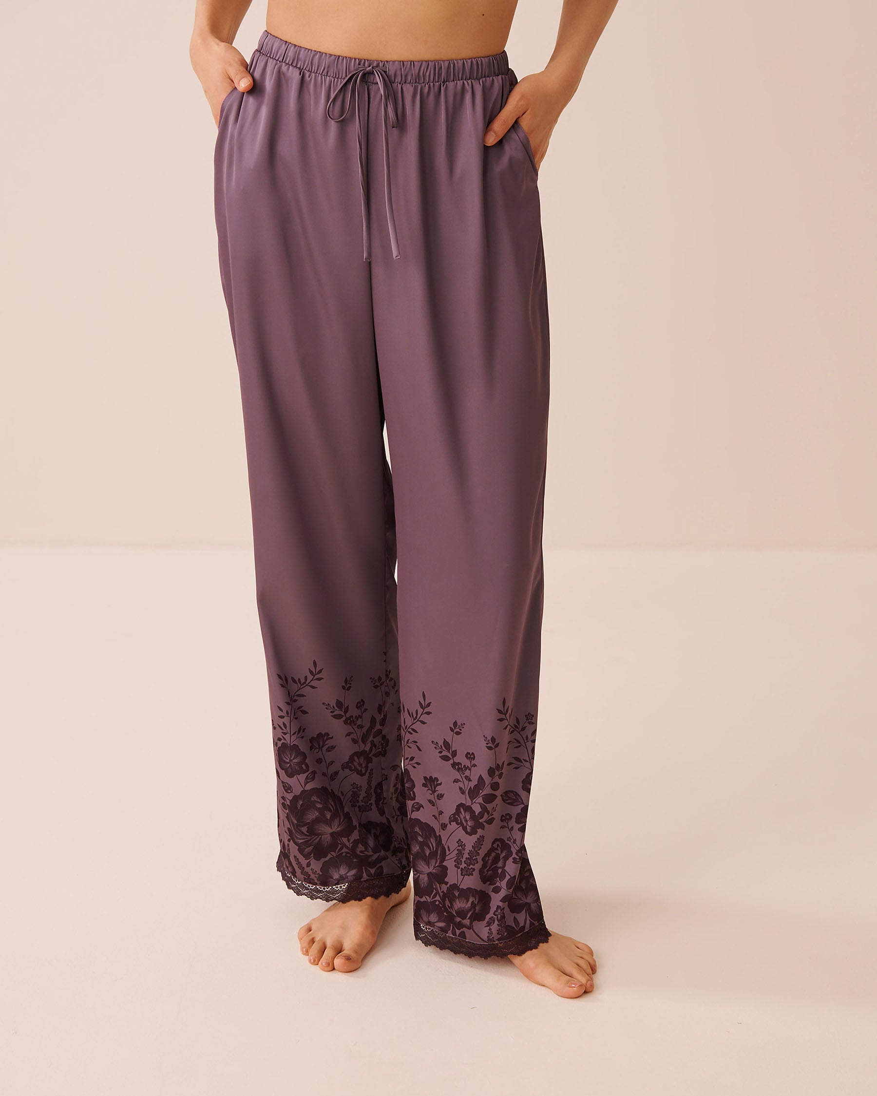 LA VIE EN ROSE Pantalon en satin bordure de dentelle imprimé floral Fleurs mauves 60200202 - Voir1