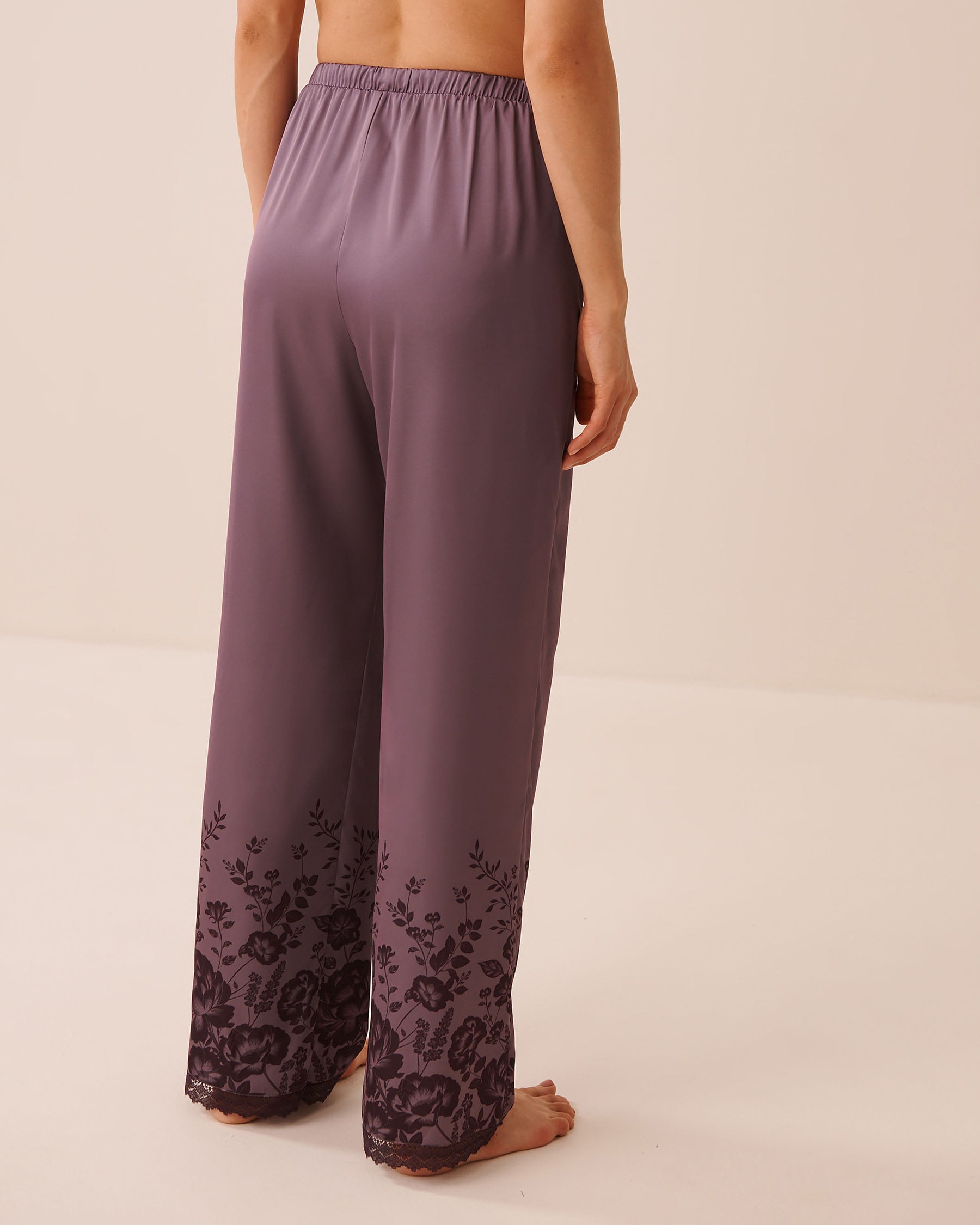 LA VIE EN ROSE Pantalon en satin bordure de dentelle imprimé floral Fleurs mauves 60200202 - Voir2