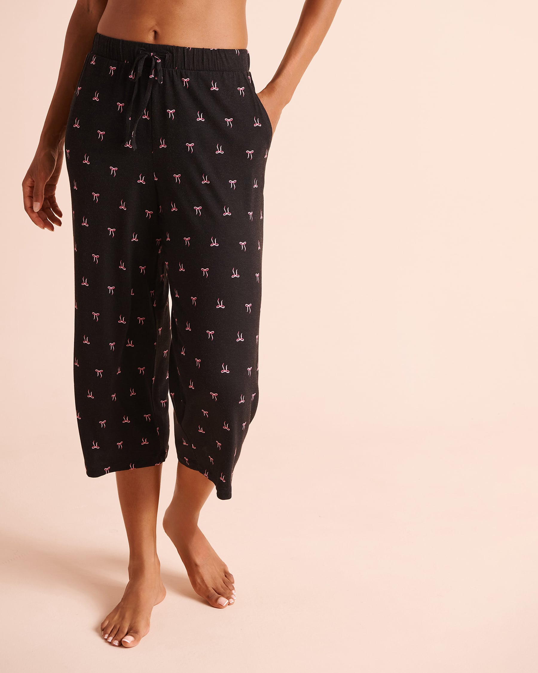 LA VIE EN ROSE Capri de pyjama en jersey doux imprimé nœuds Noir/Nœuds 60200208 - View1