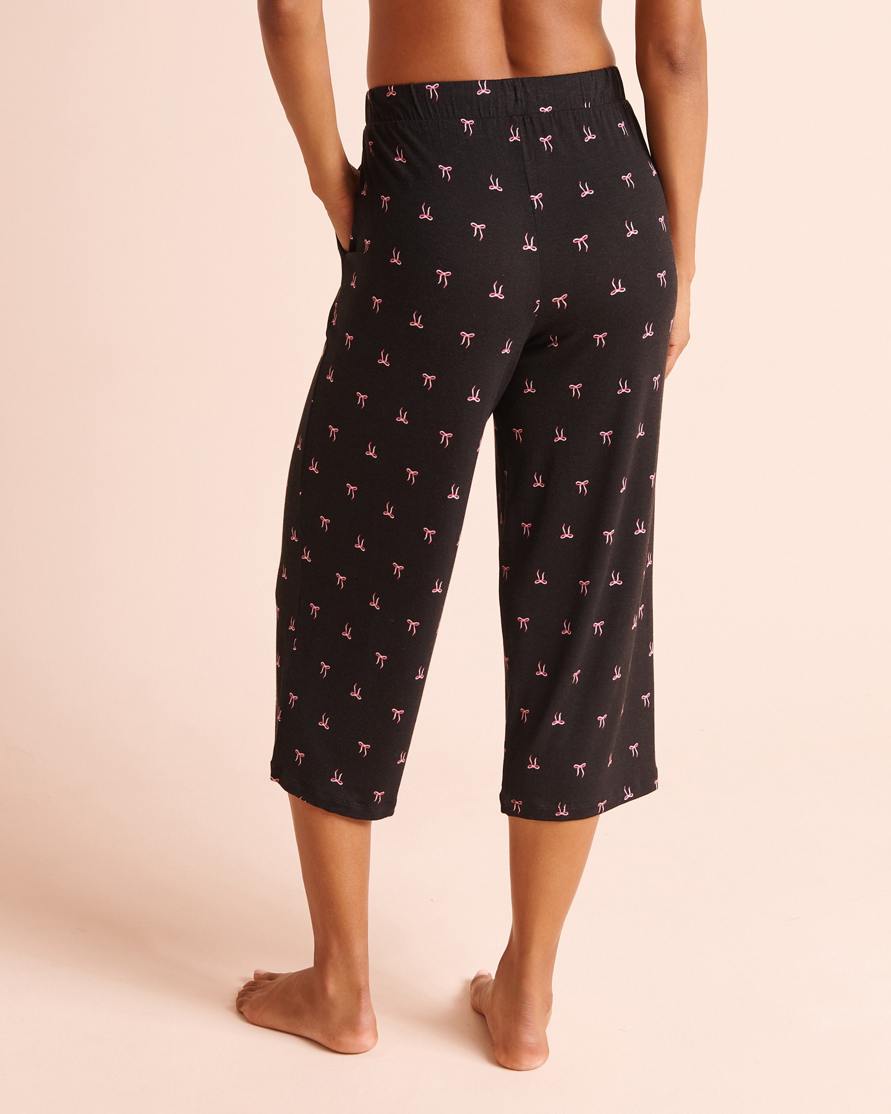 LA VIE EN ROSE Capri de pyjama en jersey doux imprimé nœuds Noir/Nœuds 60200208 - View2