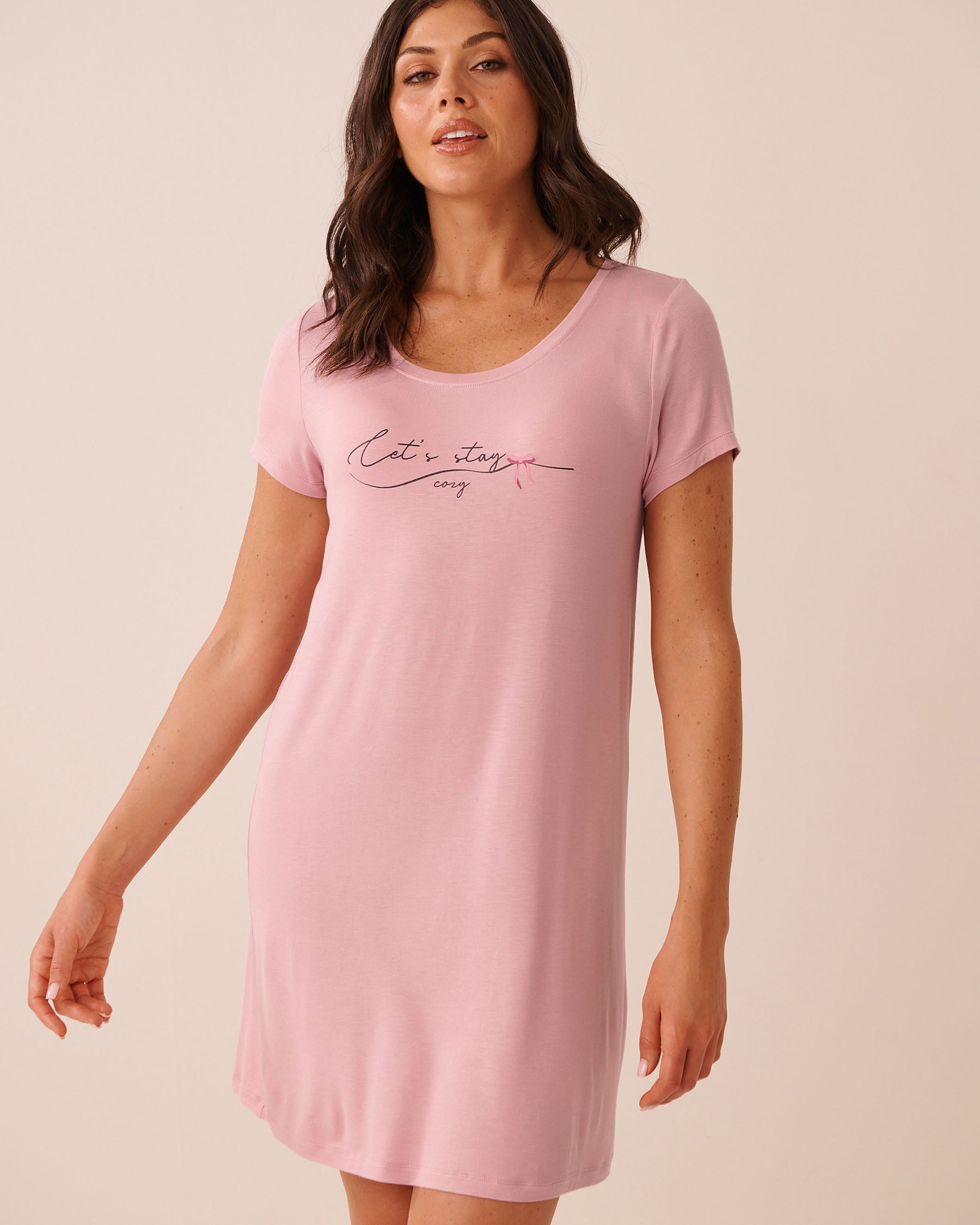 LA VIE EN ROSE Chemise de nuit manches courtes en jersey doux imprimé Let's Stay Cozy Rose/Let's Stay Cozy 60500260 - Voir1