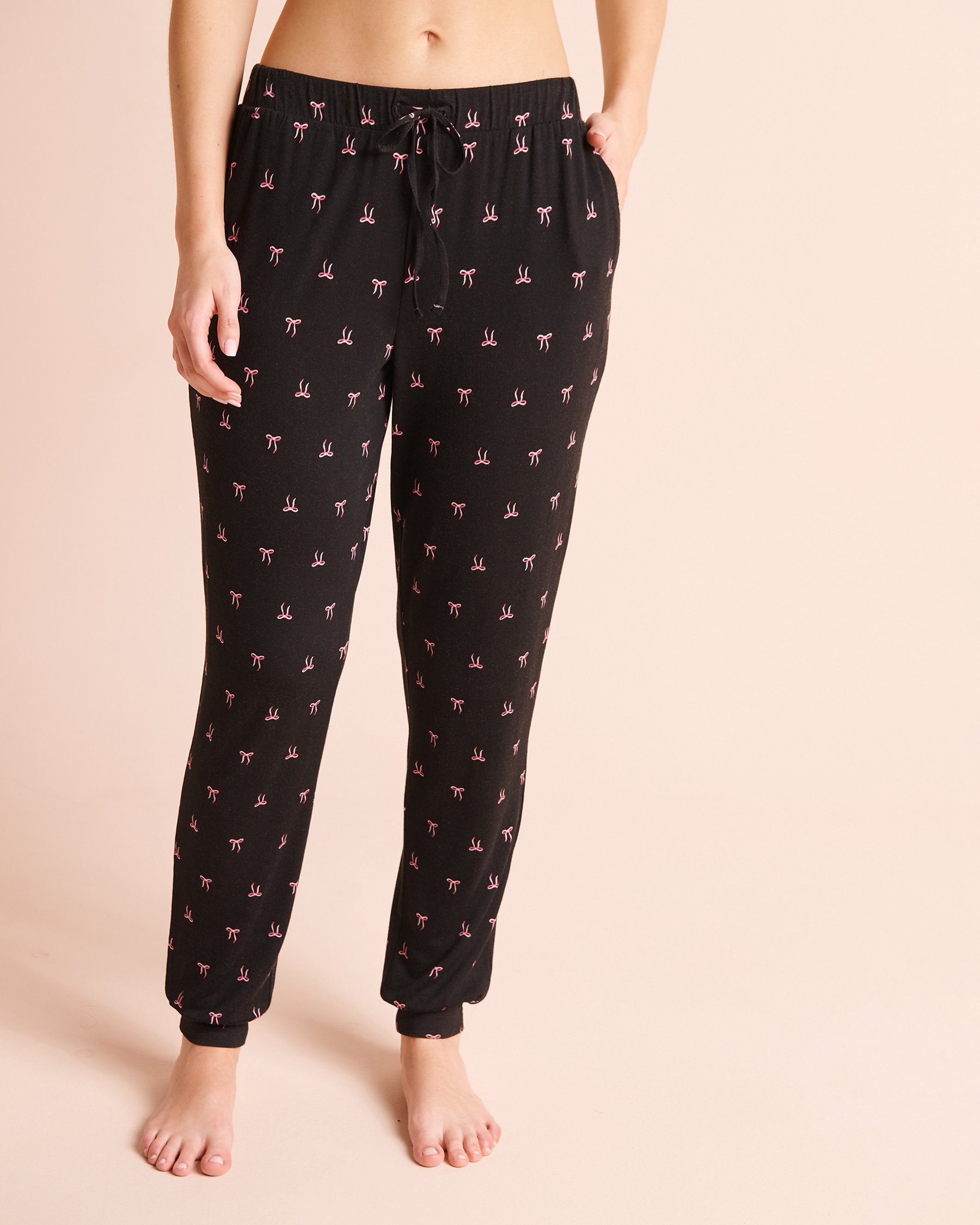 LA VIE EN ROSE Pantalon de pyjama jogger en jersey doux imprimé nœuds Noir/Nœuds 60200210 - View1