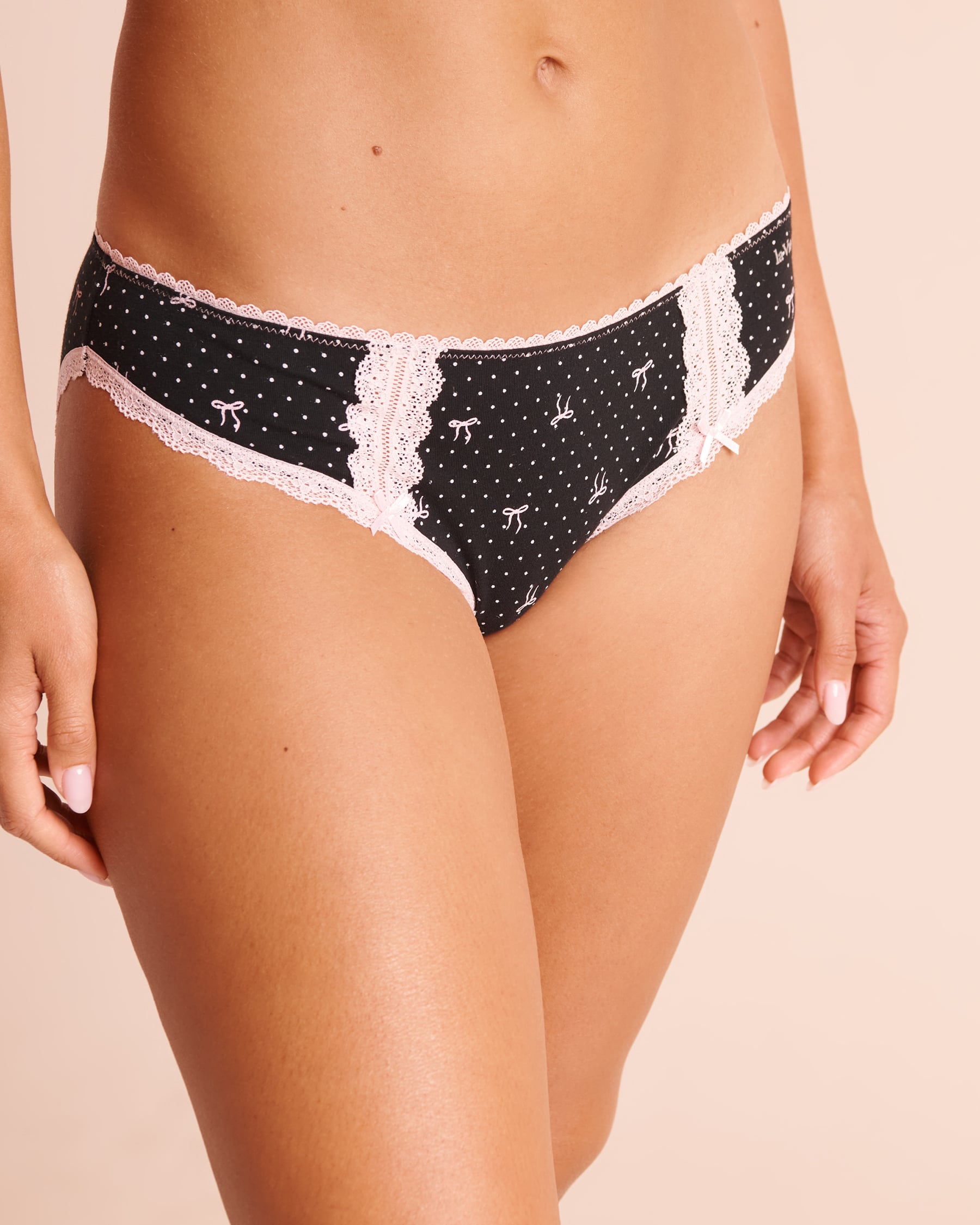 LA VIE EN ROSE Cotton and Lace Detail Bikini Panty Black/Bows 20100836 - View1