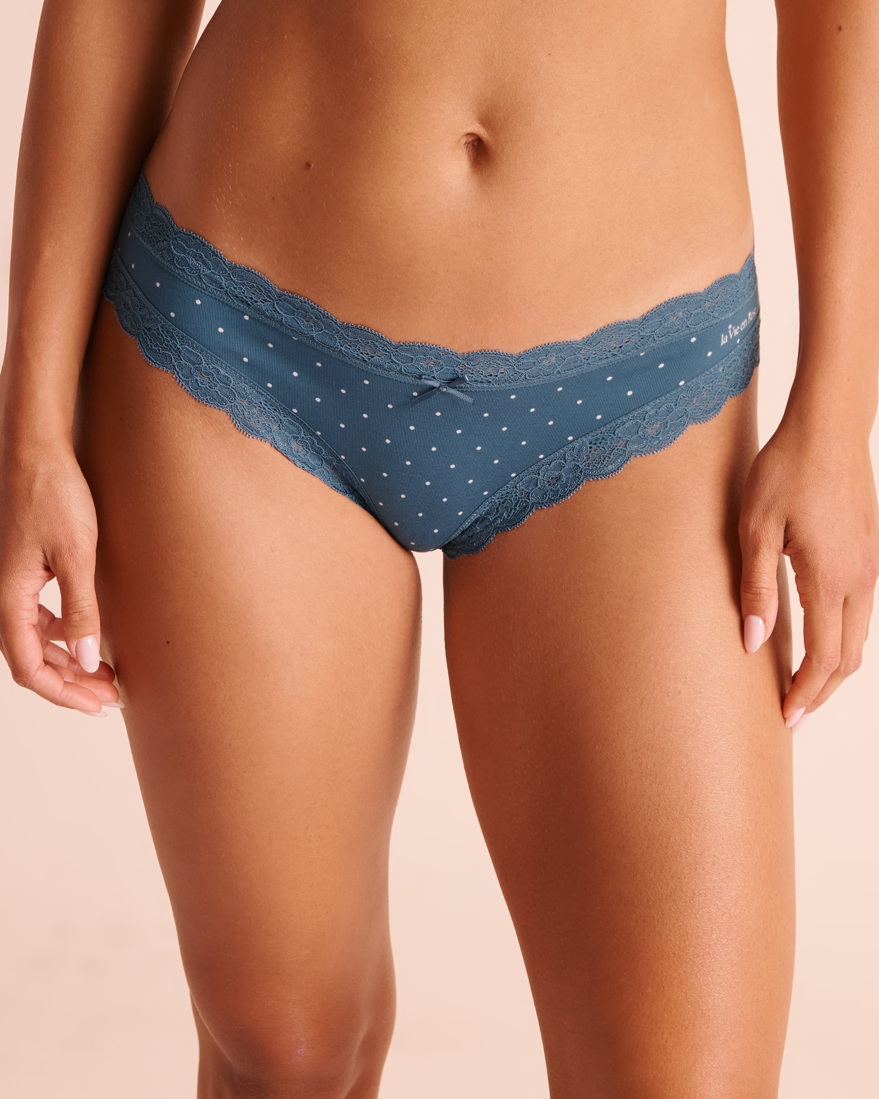 LA VIE EN ROSE Culotte cheeky coton et bordure de dentelle Pois bleus 20100818 - View1