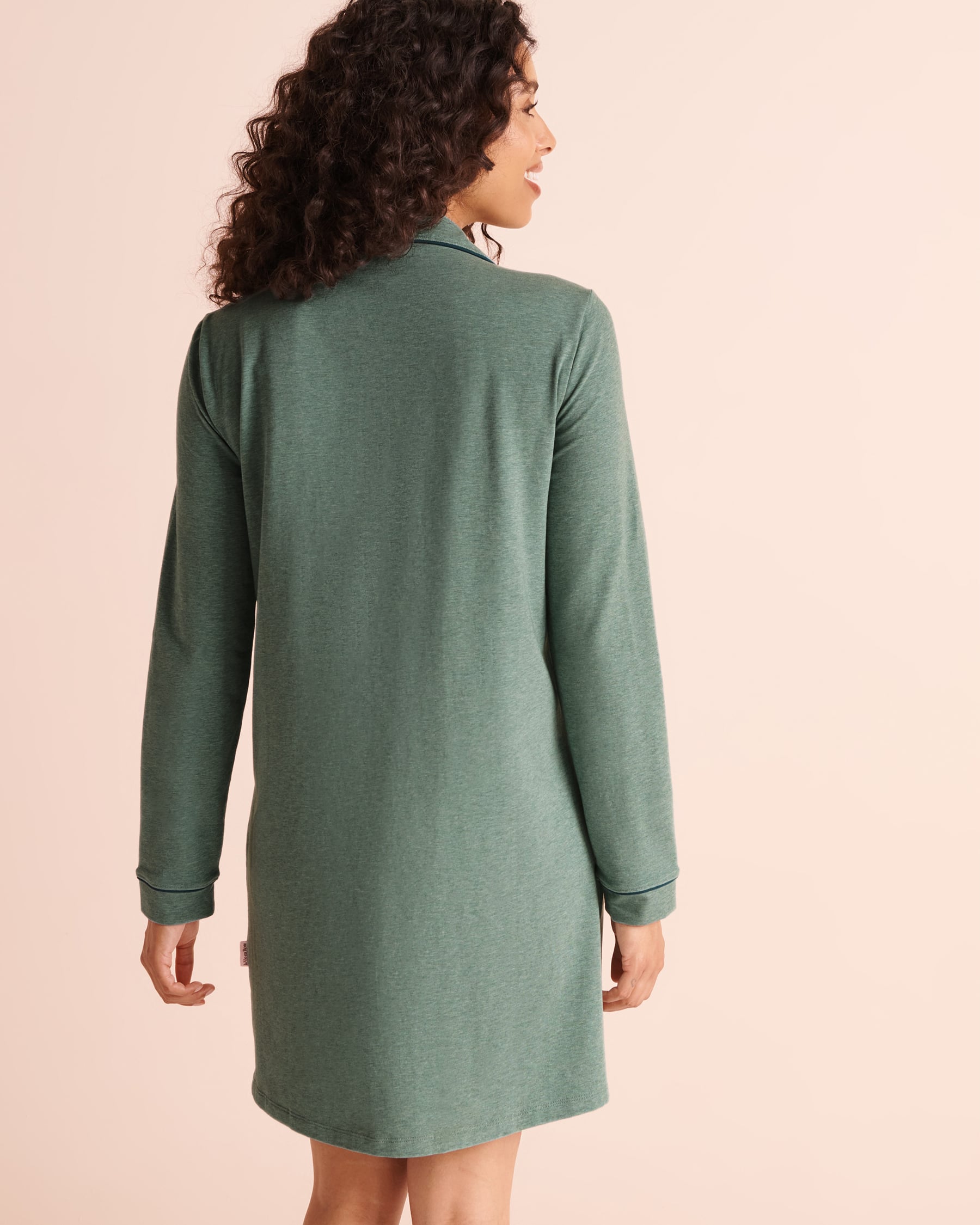 LA VIE EN ROSE Chemise de nuit boutonnée manches longues en coton Vert écume 40500502 - View2