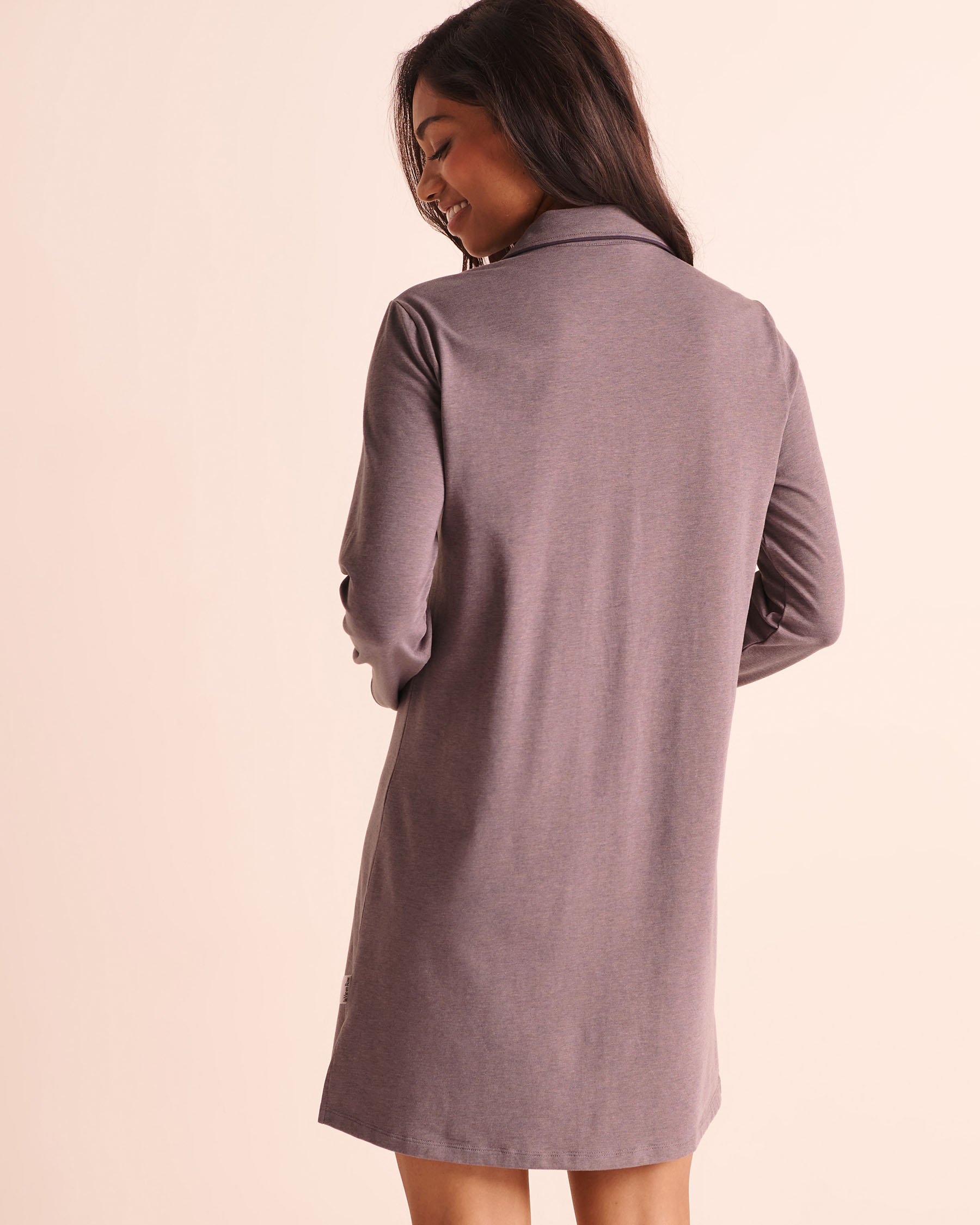 LA VIE EN ROSE Chemise de nuit boutonnée manches longues en coton Prune cendrée 40500502 - View2