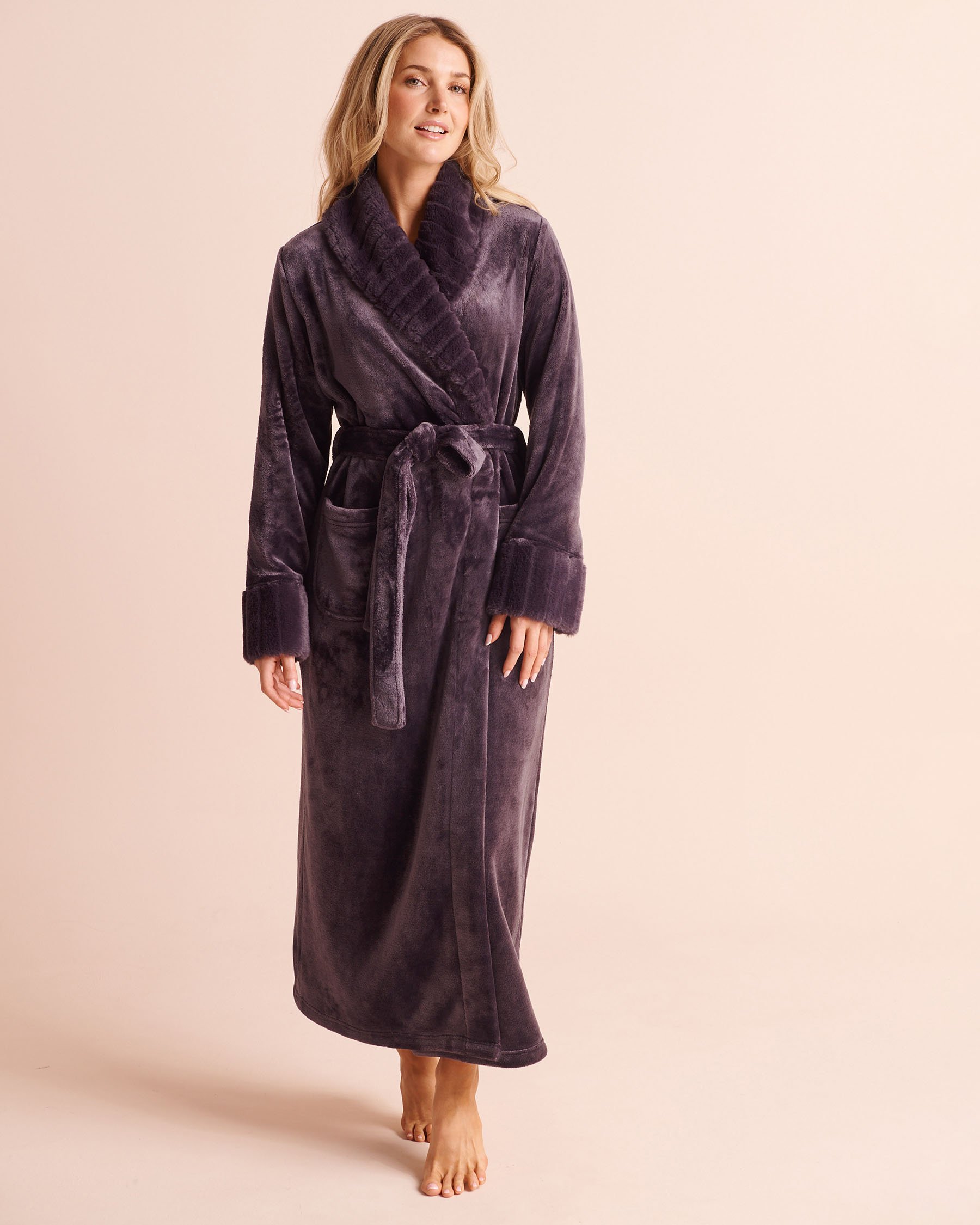 LA VIE EN ROSE Robe de chambre longue en peluche douce et fausse fourrure Prune foncé 40600234 - View3