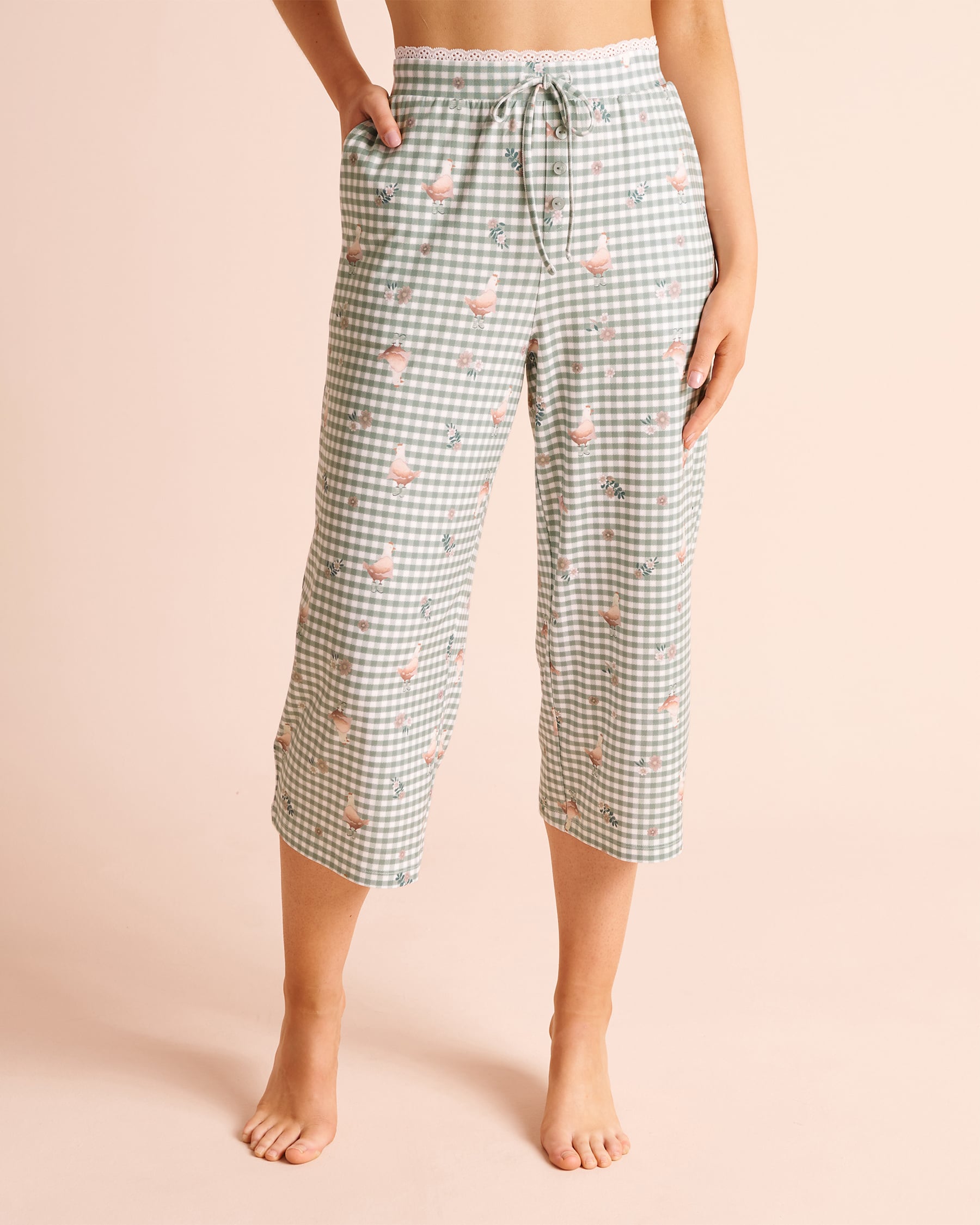 LA VIE EN ROSE Capri de pyjama ultra doux imprimé Vichy et poules Vichy vert/Poules 40200891 - Voir1