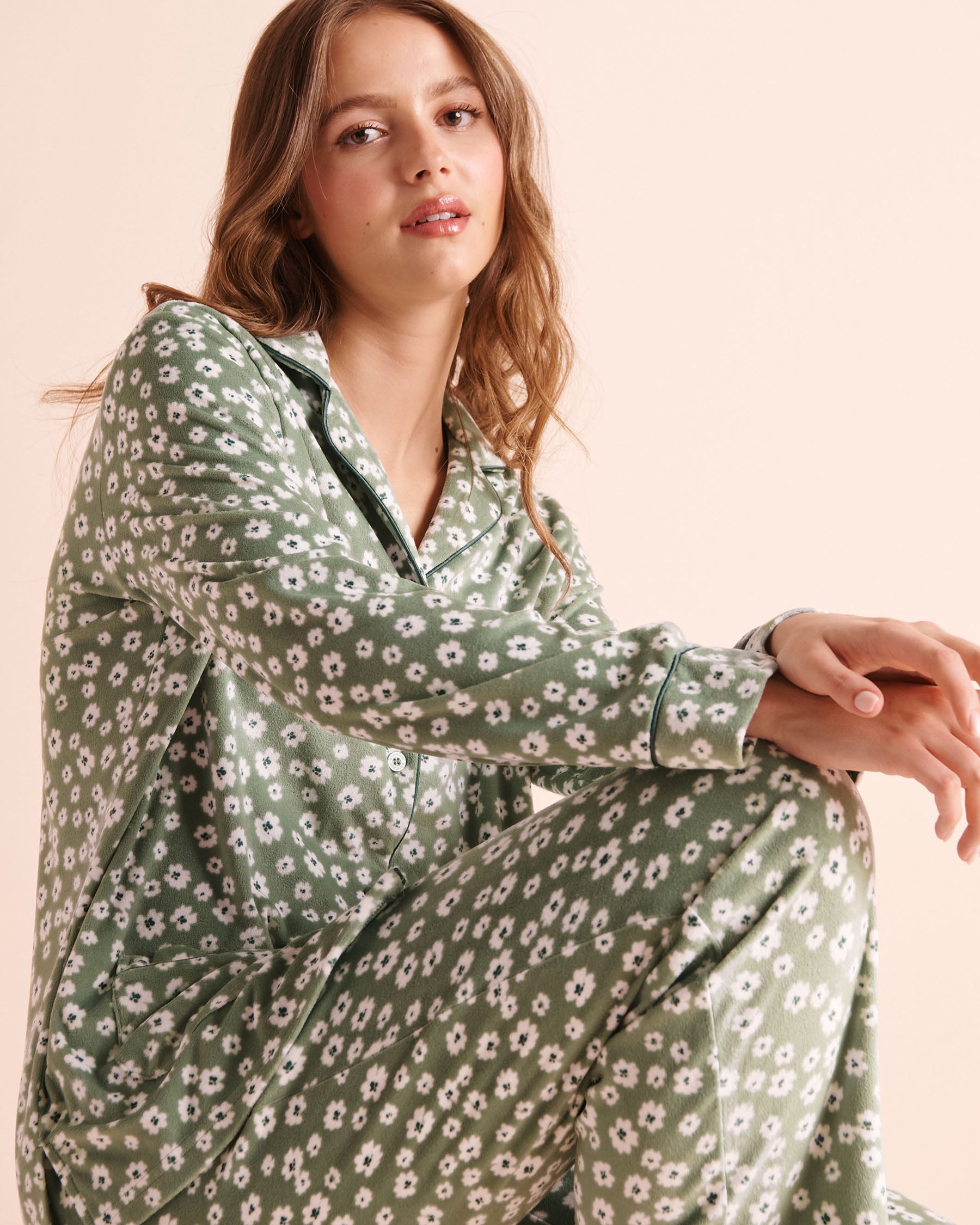 LA VIE EN ROSE Ensemble pyjama en velours peluche imprimé floral Vert/Fleurs blanches 40400100 - Voir3