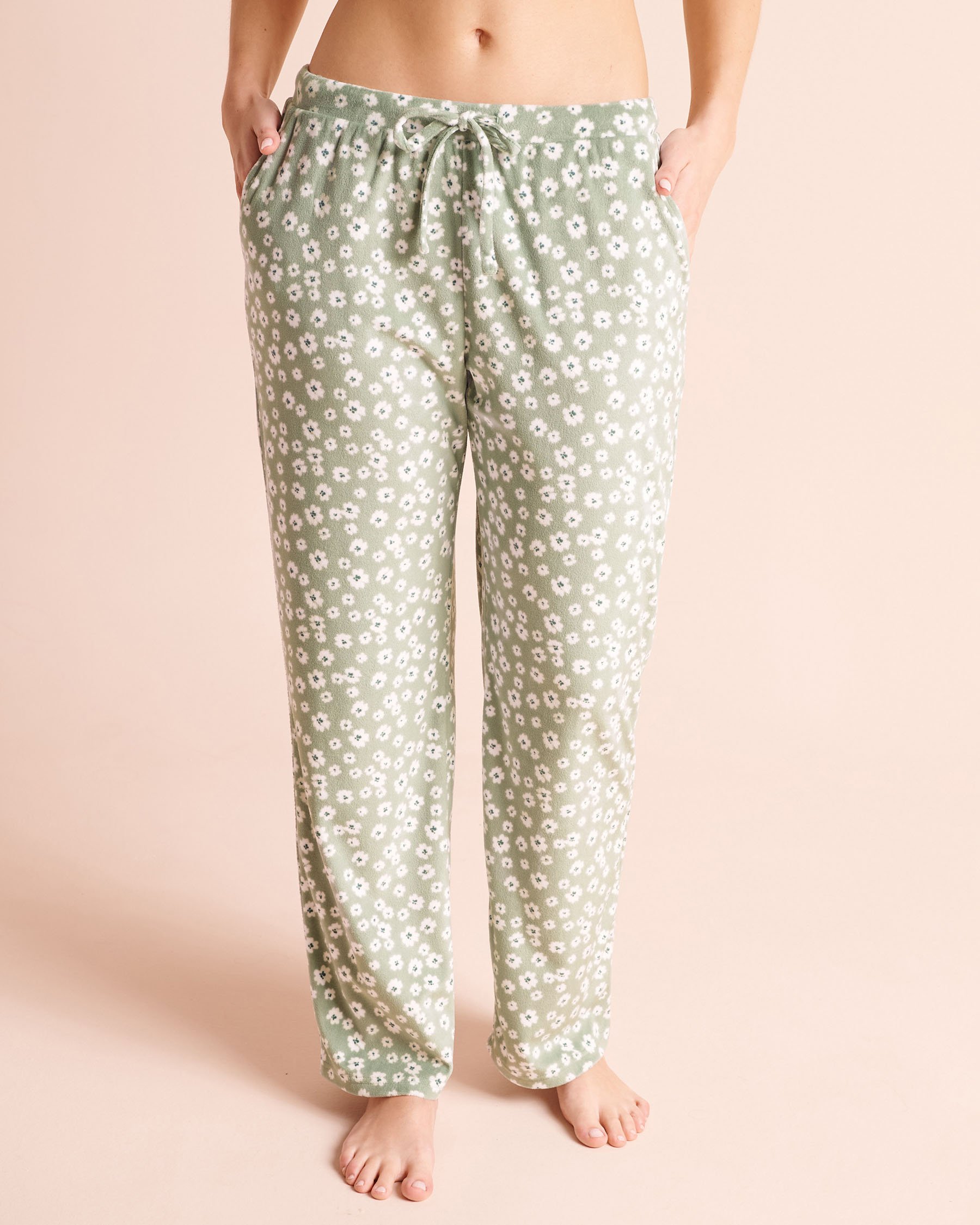 LA VIE EN ROSE Ensemble pyjama en velours peluche imprimé floral Vert/Fleurs blanches 40400100 - Voir4