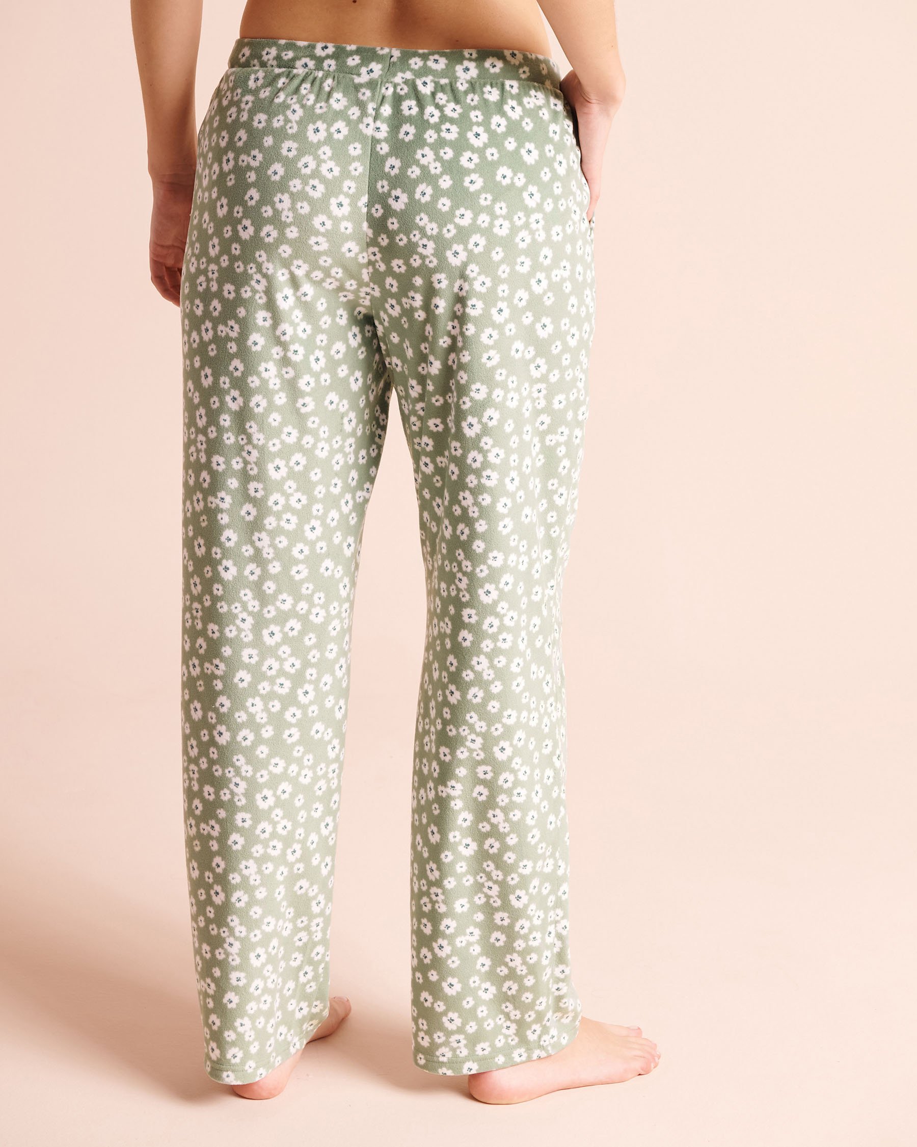 LA VIE EN ROSE Ensemble pyjama en velours peluche imprimé floral Vert/Fleurs blanches 40400100 - Voir5