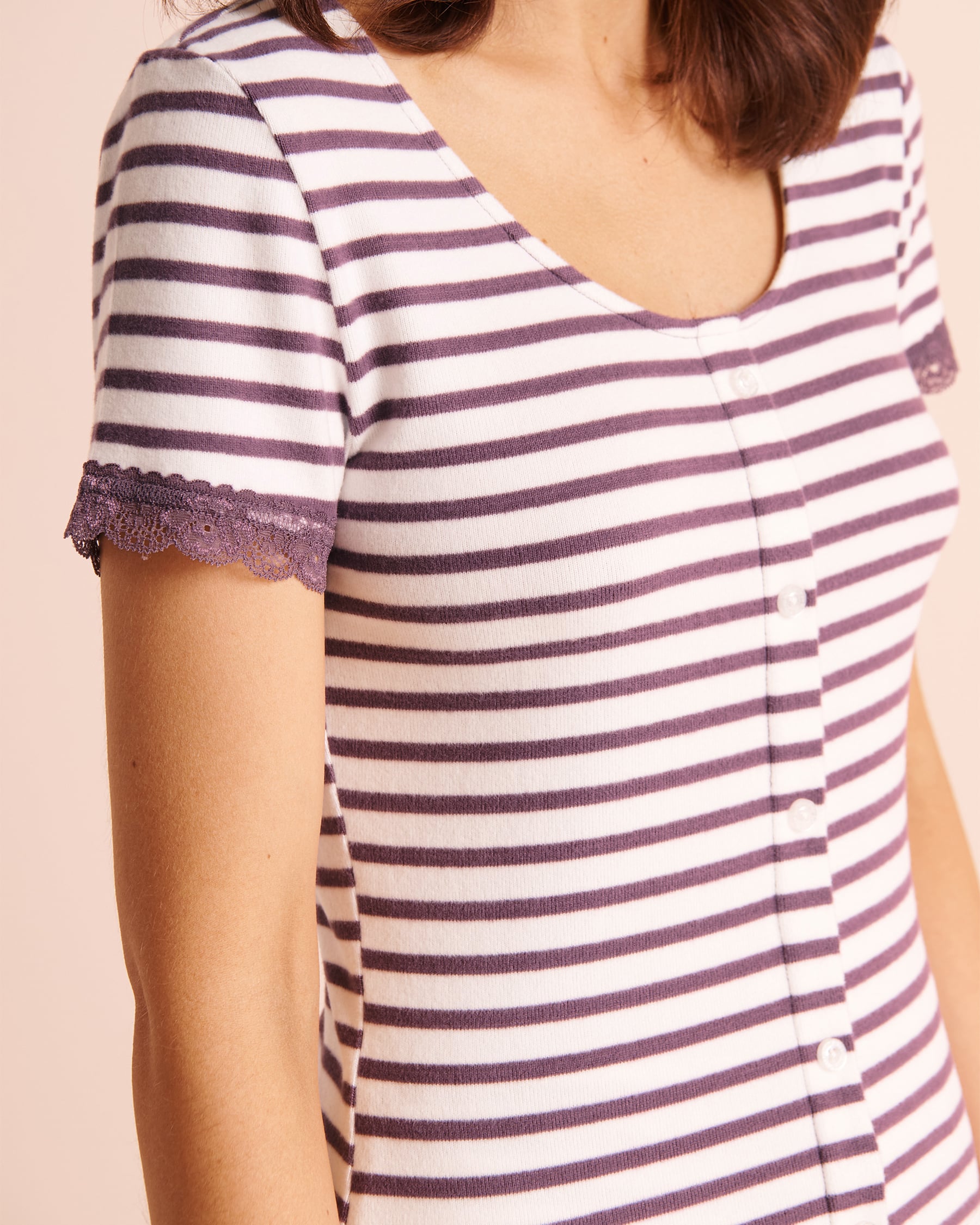 LA VIE EN ROSE T-shirt manches courtes en tricot doux bordure de dentelle à rayures Rayures prune 40100895 - View3