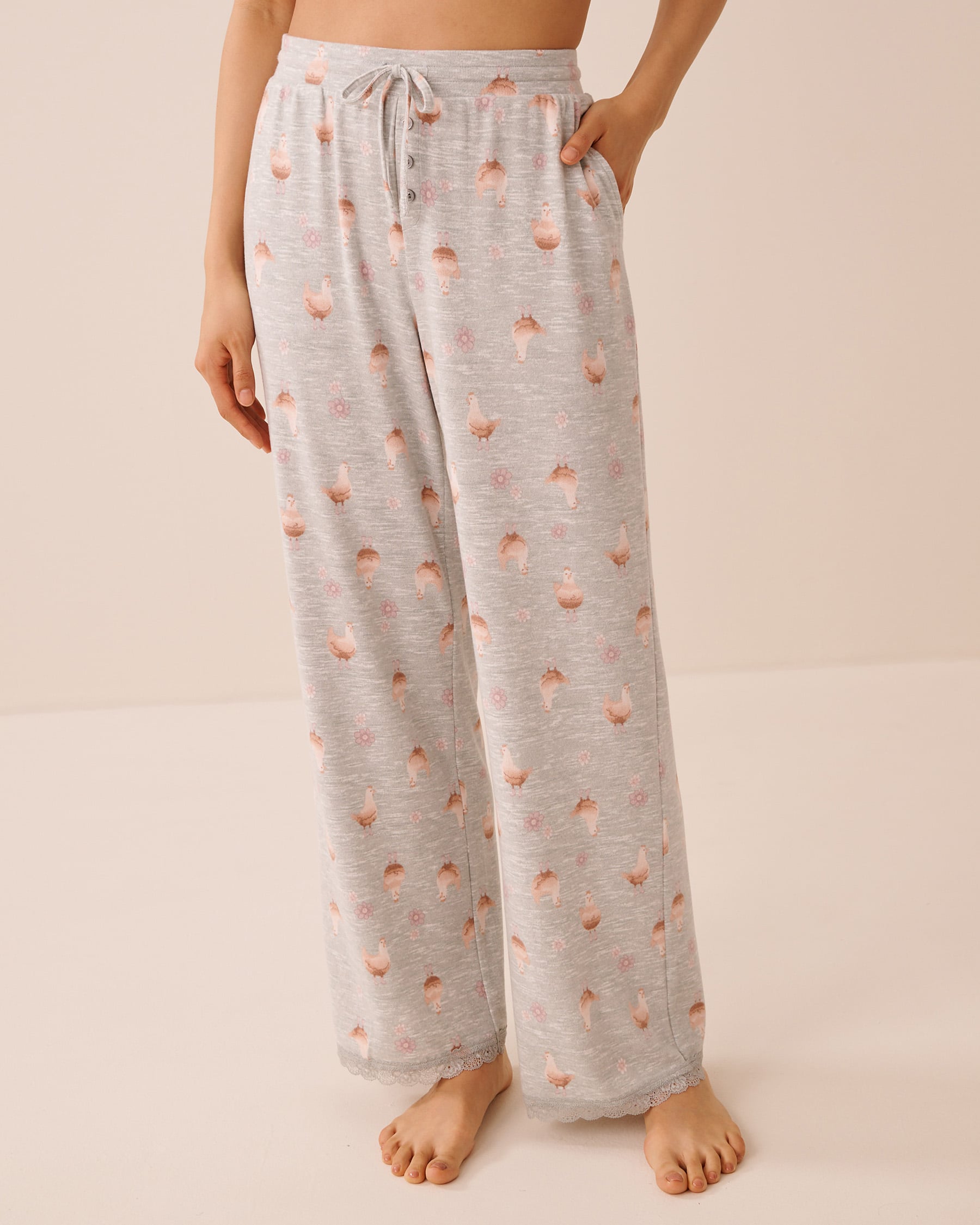 LA VIE EN ROSE Pantalon de pyjama en tricot doux bordure de dentelle imprimé poules Gris/Poules 40200882 - Voir1