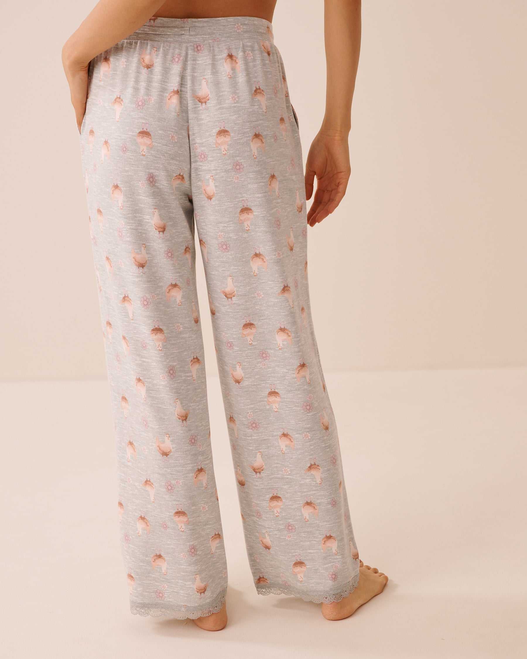 LA VIE EN ROSE Pantalon de pyjama en tricot doux bordure de dentelle imprimé poules Gris/Poules 40200882 - Voir2