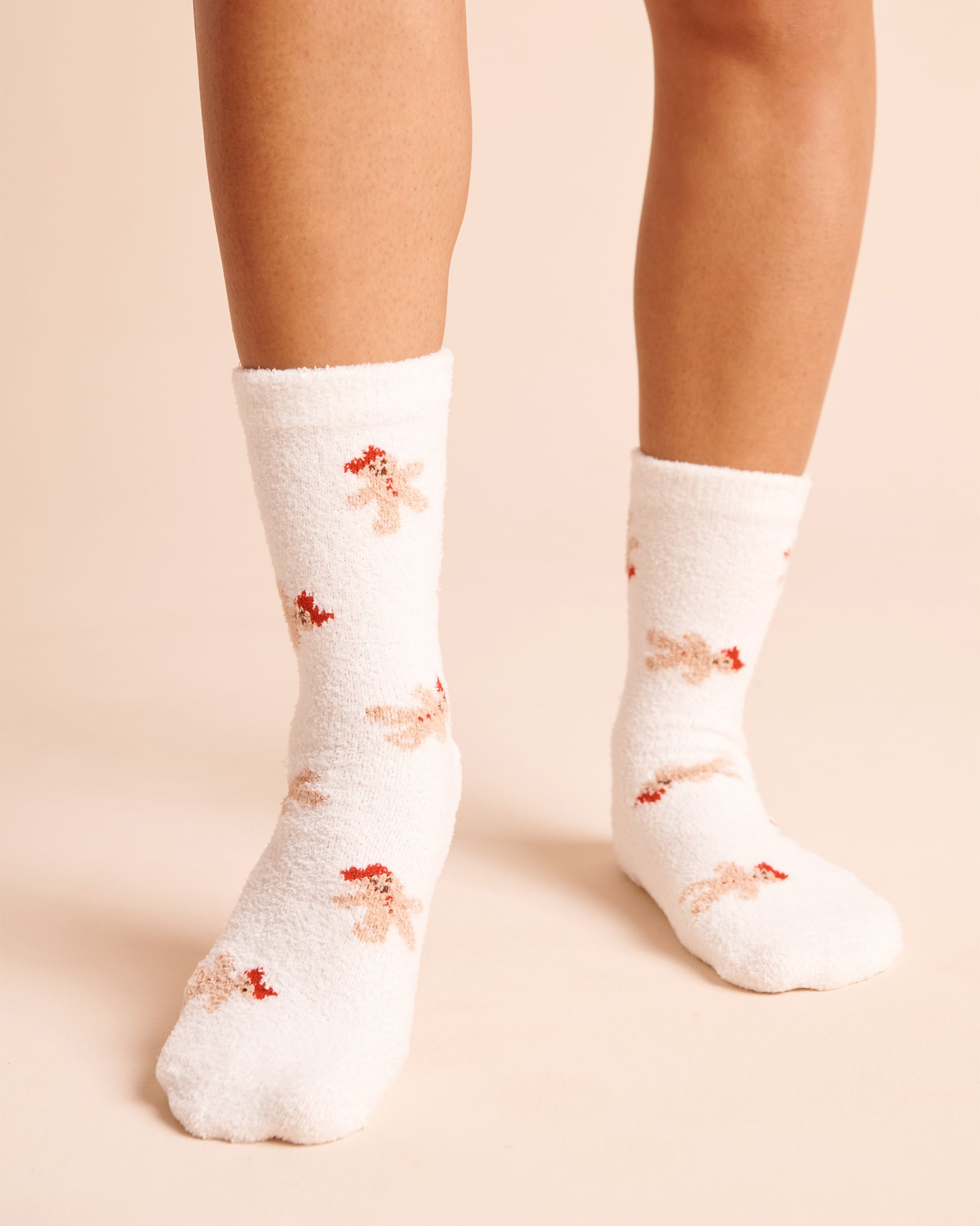 LA VIE EN ROSE Fuzzy Gingerbread Crew Socks White/Gingerbread 40700505 - View1