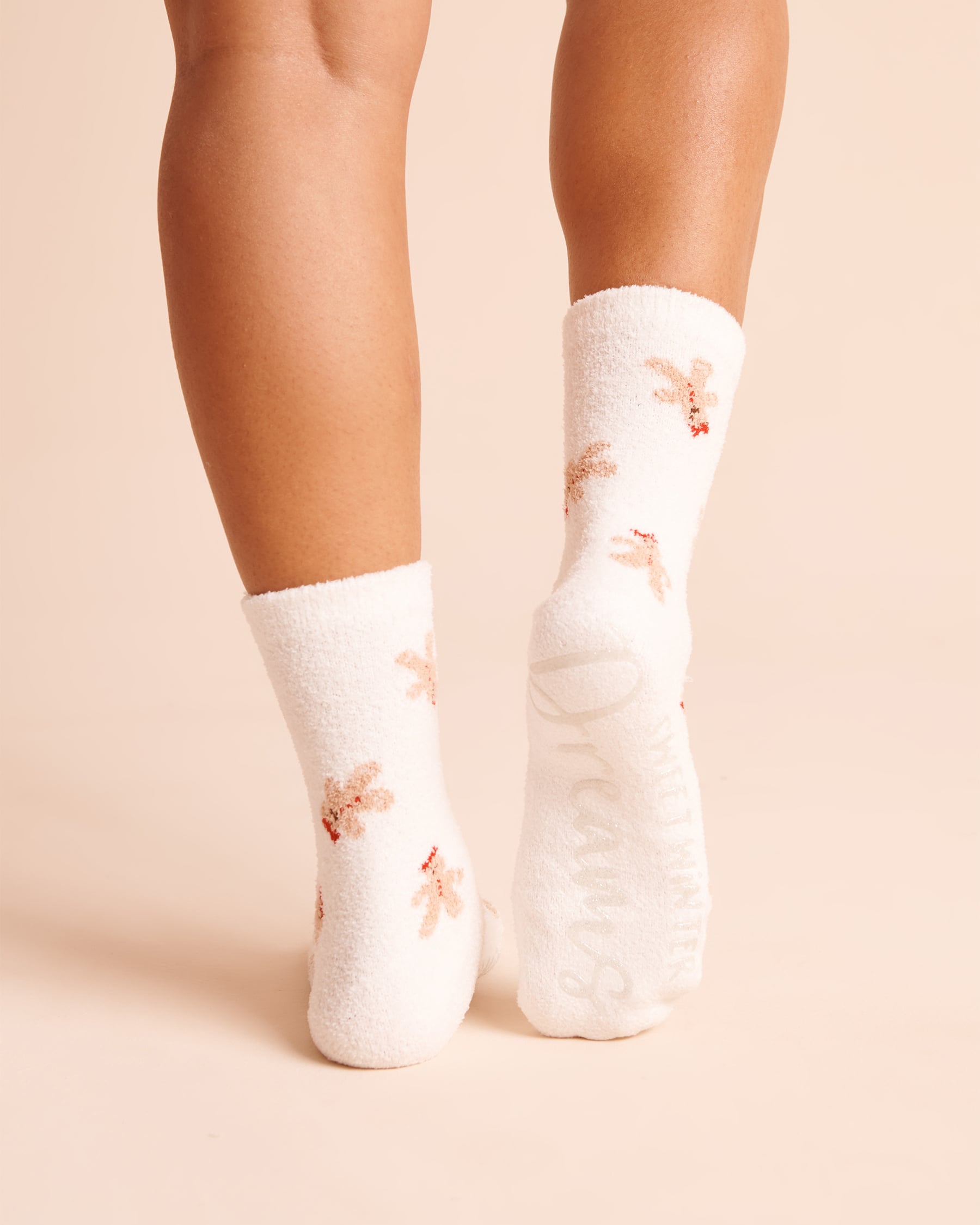 LA VIE EN ROSE Fuzzy Gingerbread Crew Socks White/Gingerbread 40700505 - View2