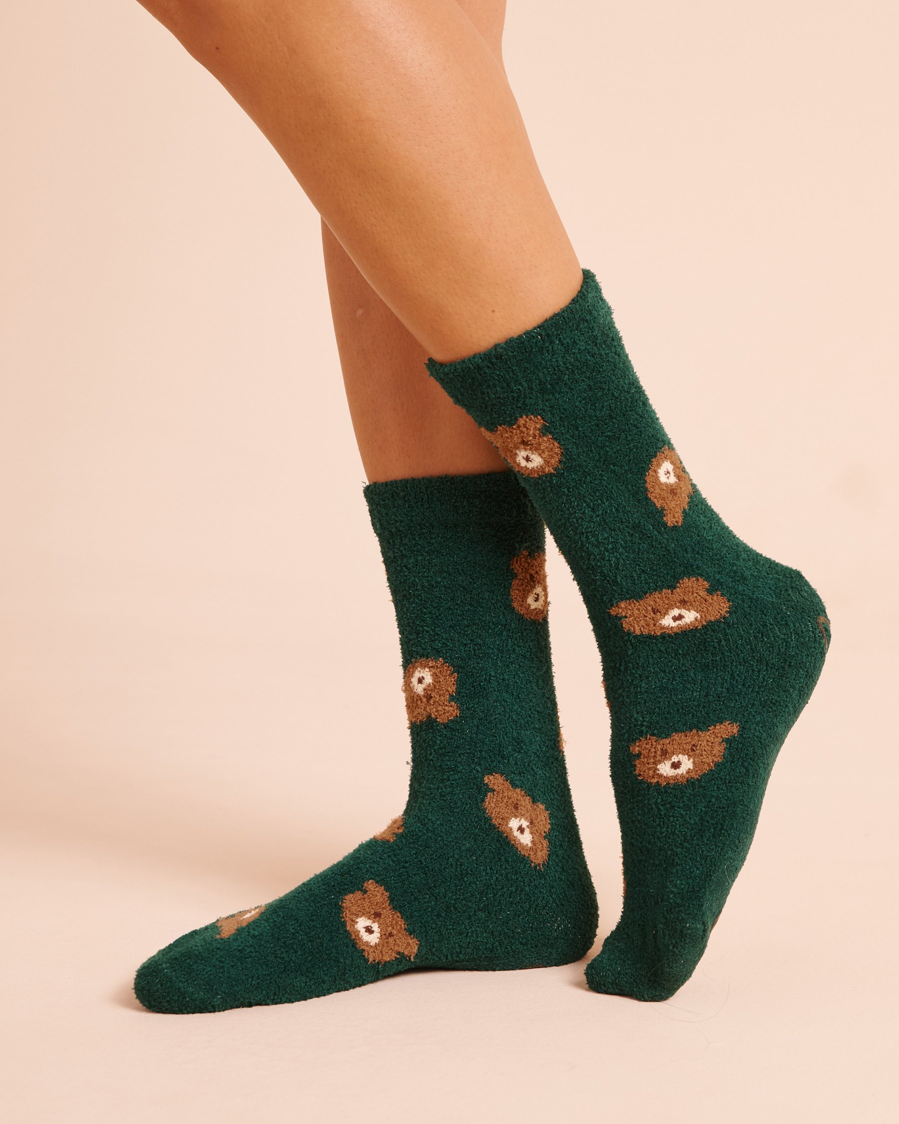 LA VIE EN ROSE Fuzzy Teddy Bear Crew Socks Green/Teddy Bear 40700505 - View1