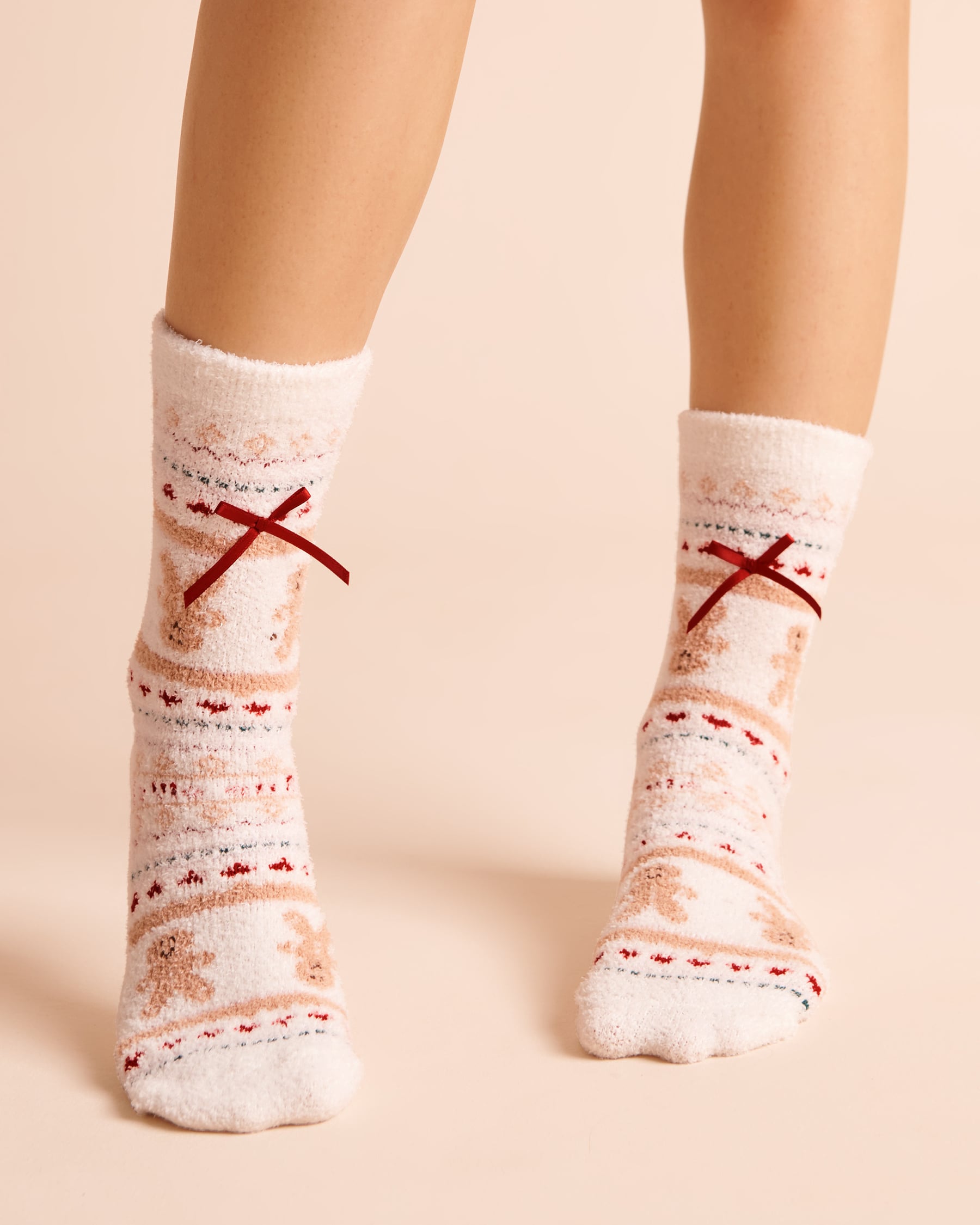 LA VIE EN ROSE Fuzzy Gingerbread Crew Socks White/Gingerbread 40700505 - View1