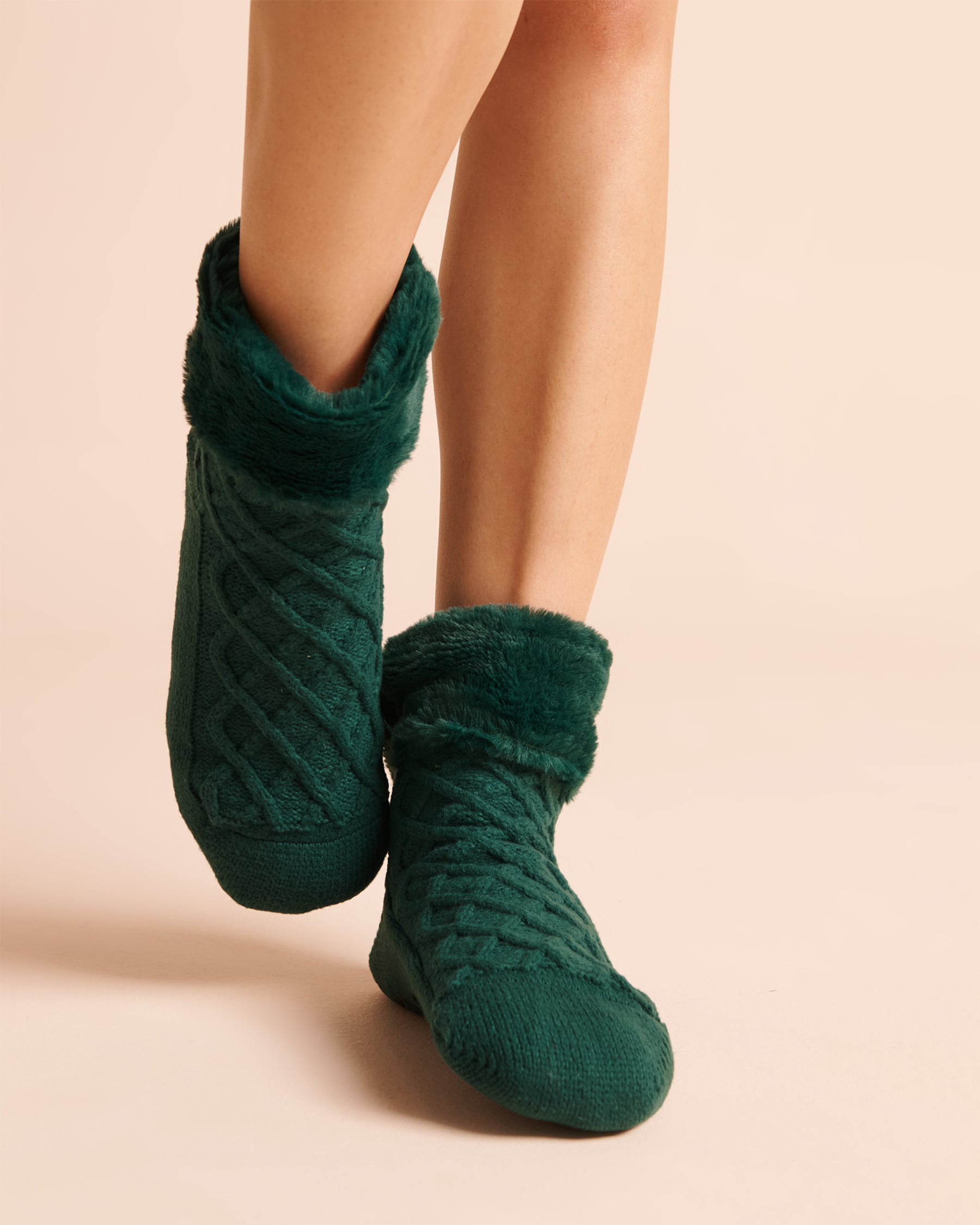 LA VIE EN ROSE Chaussettes mi-mollet en maille torsadée et fausse fourrure Vert sapin 40700507 - View1