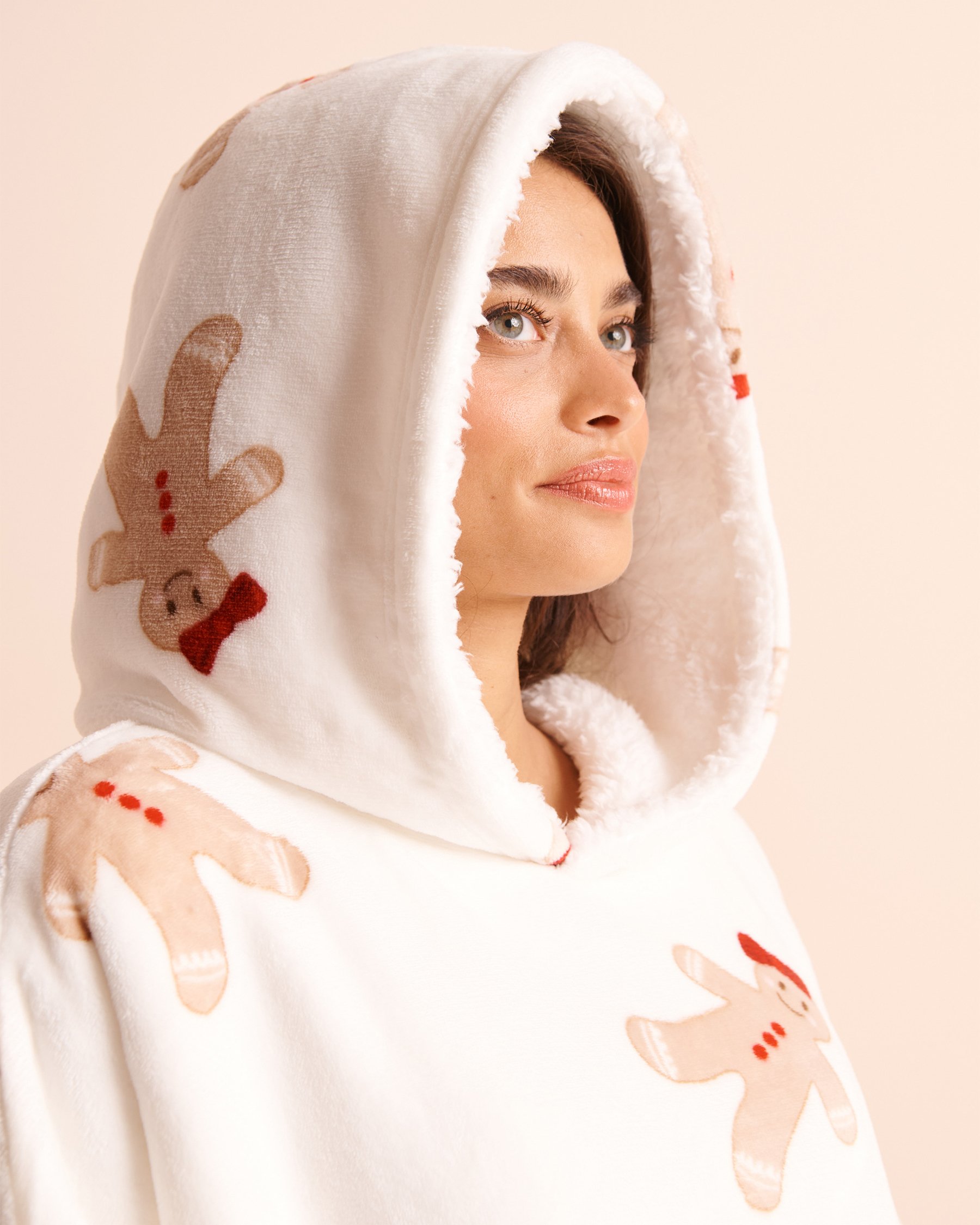 LA VIE EN ROSE Gingerbread Soft Plush Oversized Hoodie White/Gingerbread 40700509 - View3