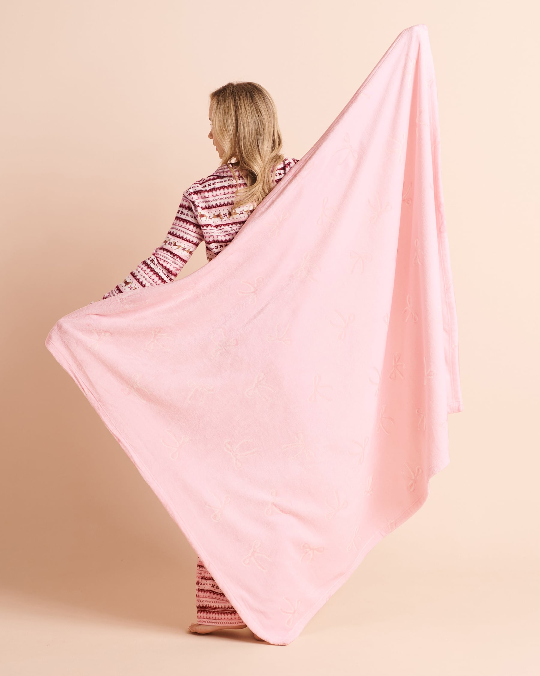 LA VIE EN ROSE Bow Print Soft Plush Blanket Frosty Pink/Bows 40700519 - View2