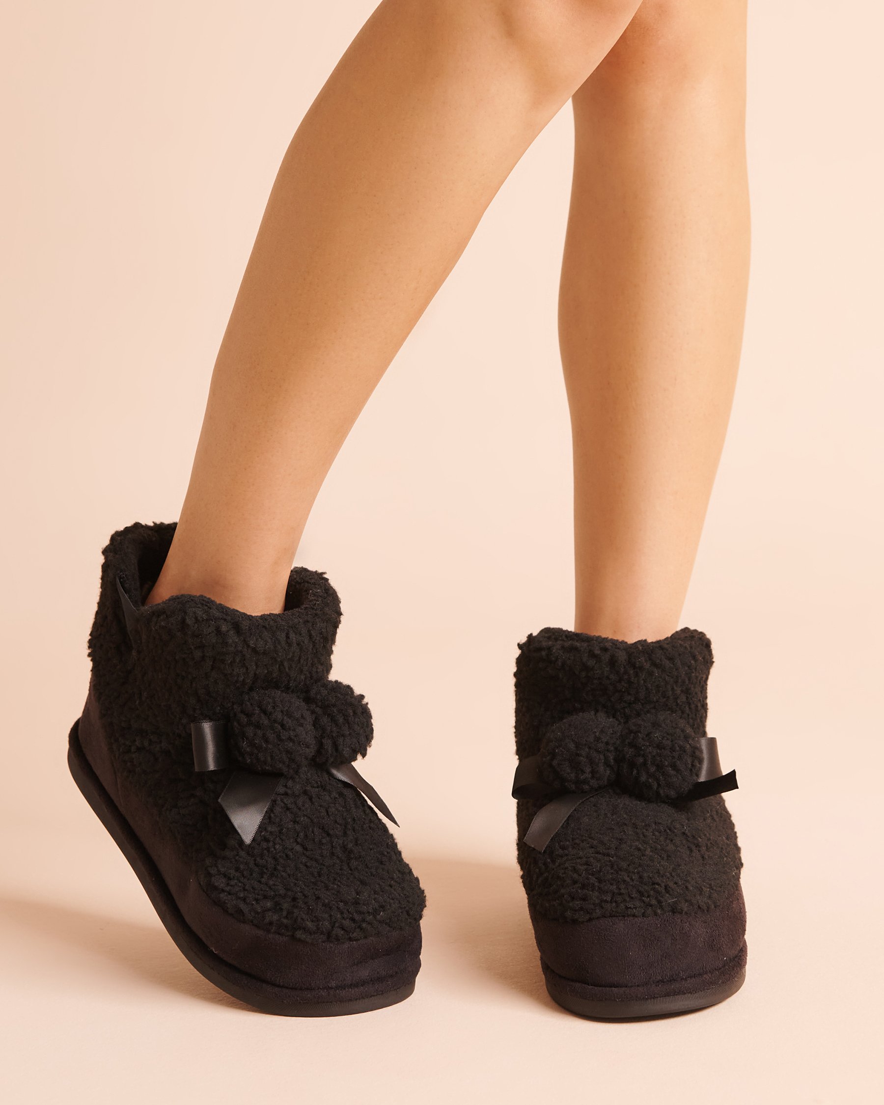 LA VIE EN ROSE Pantoufles bottines en sherpa à pompons Noir 40700518 - View1