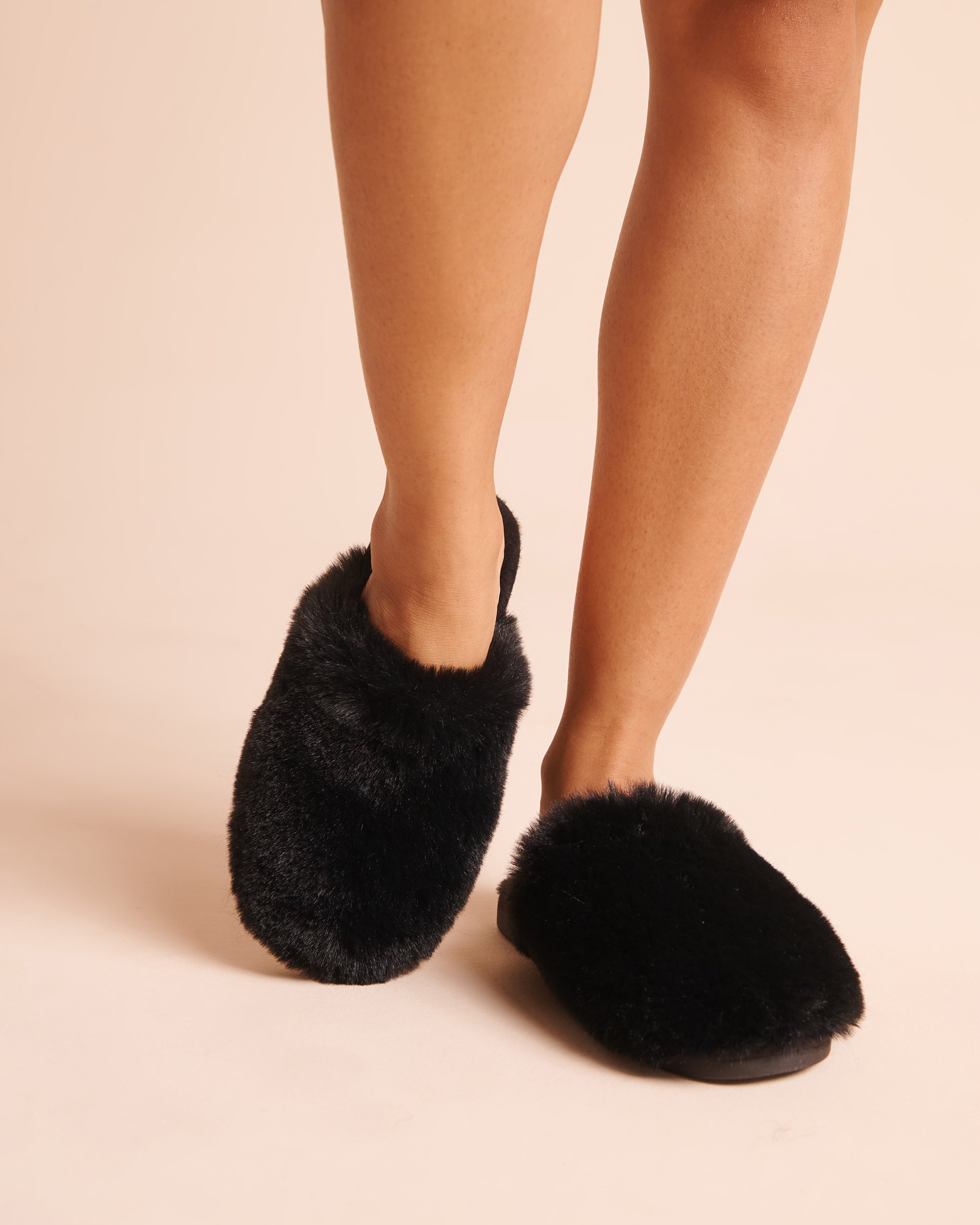 LA VIE EN ROSE Faux Fur Slippers Black 40700510 - View1