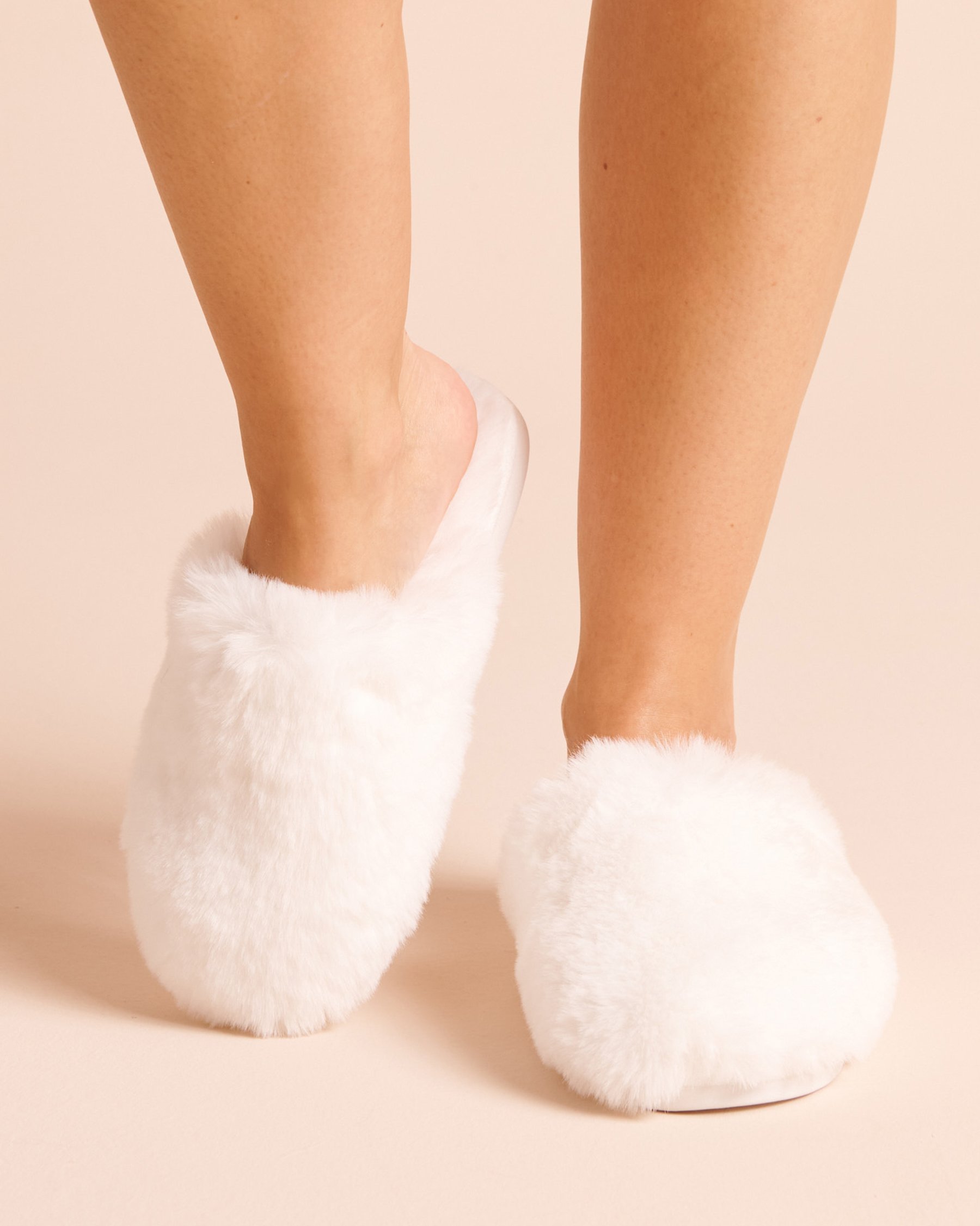 LA VIE EN ROSE Faux Fur Slippers White 40700510 - View1