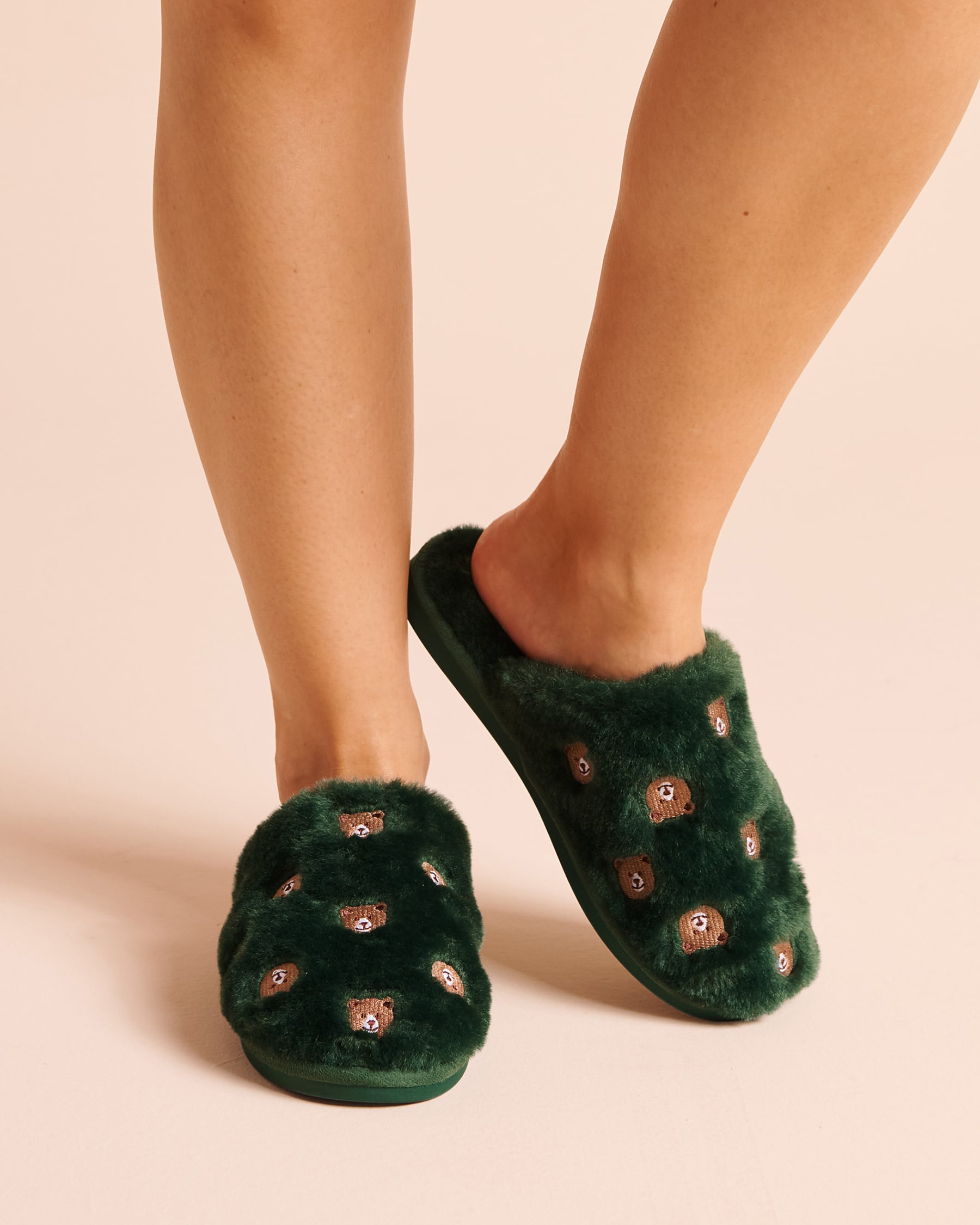 LA VIE EN ROSE Pantoufles en fausse fourrure broderies oursons Vert sapin 40700511 - View1