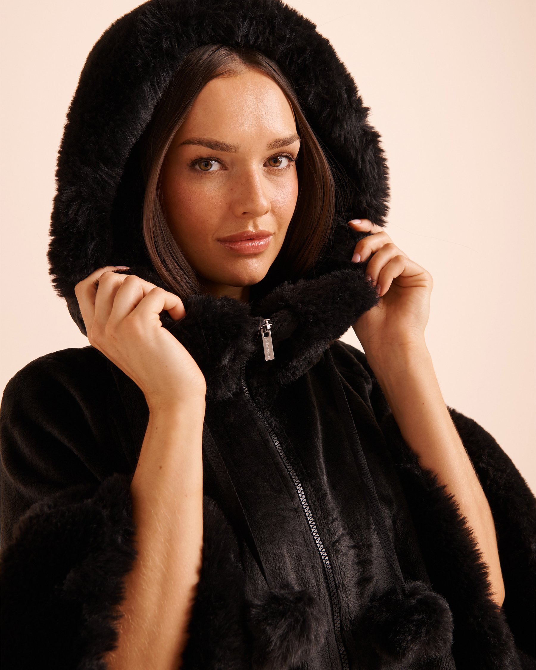 LA VIE EN ROSE Cape à capuchon en fausse fourrure et pompons Noir 40700521 - View4