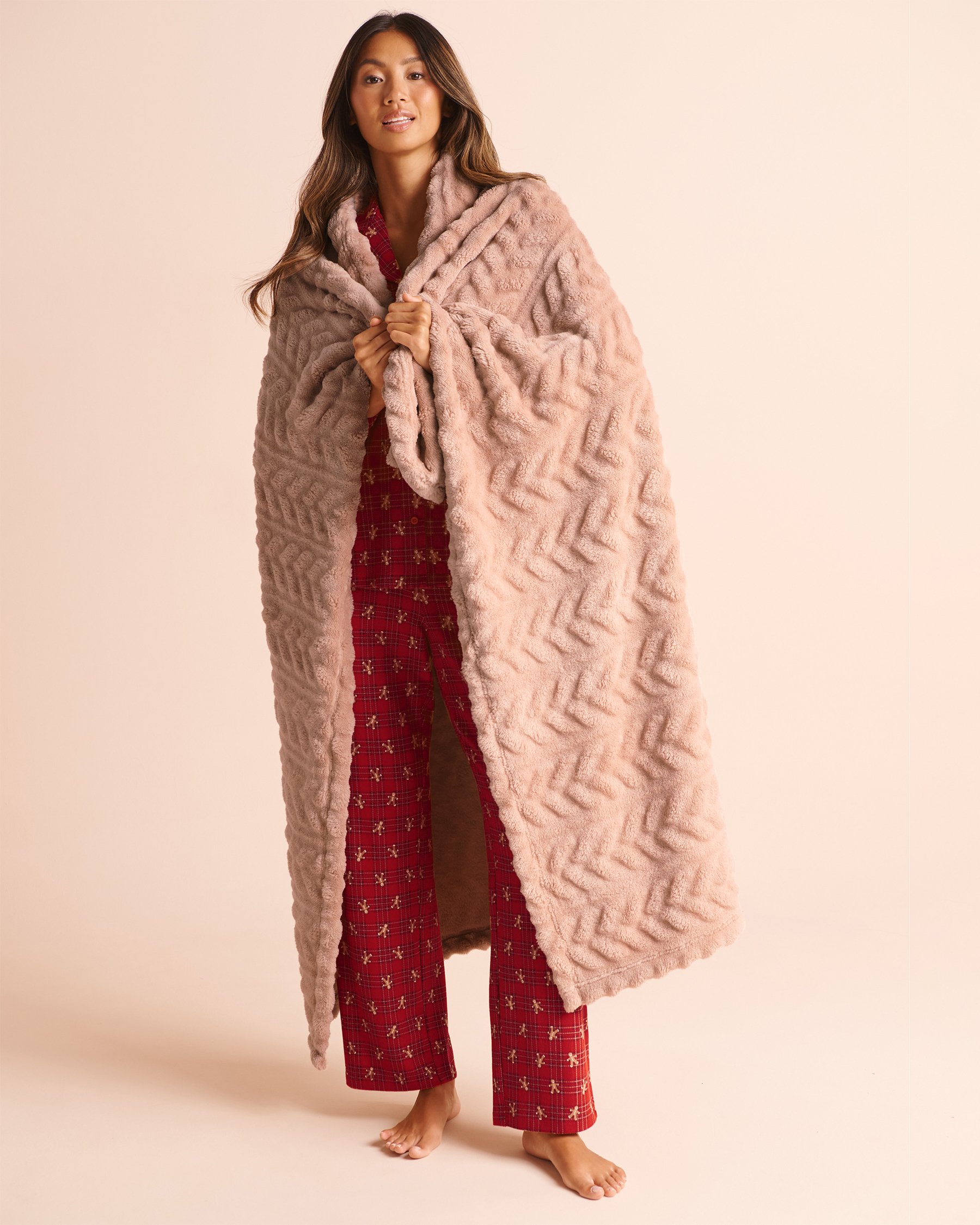 LA VIE EN ROSE Cable Effect Soft Plush Blanket Warm Beige 40700523 - View1
