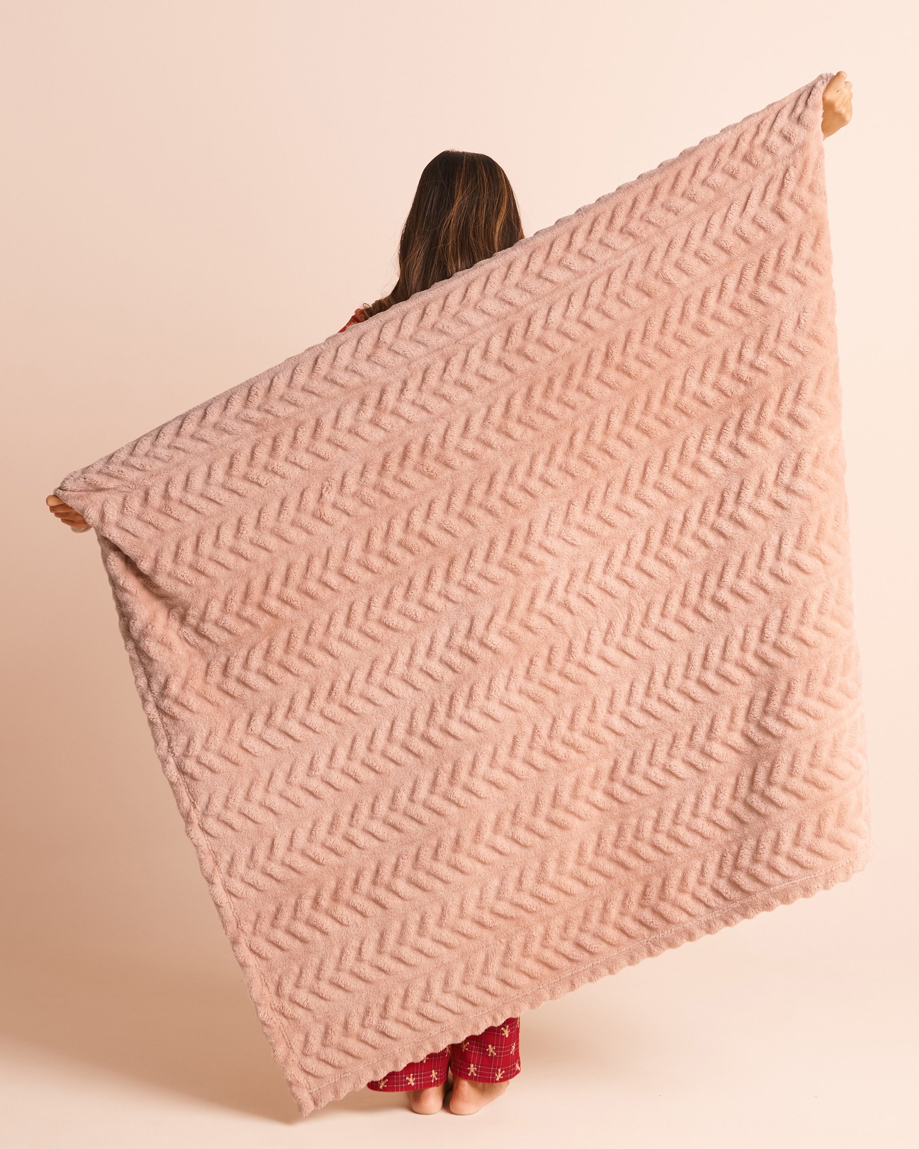 LA VIE EN ROSE Cable Effect Soft Plush Blanket Warm Beige 40700523 - View2