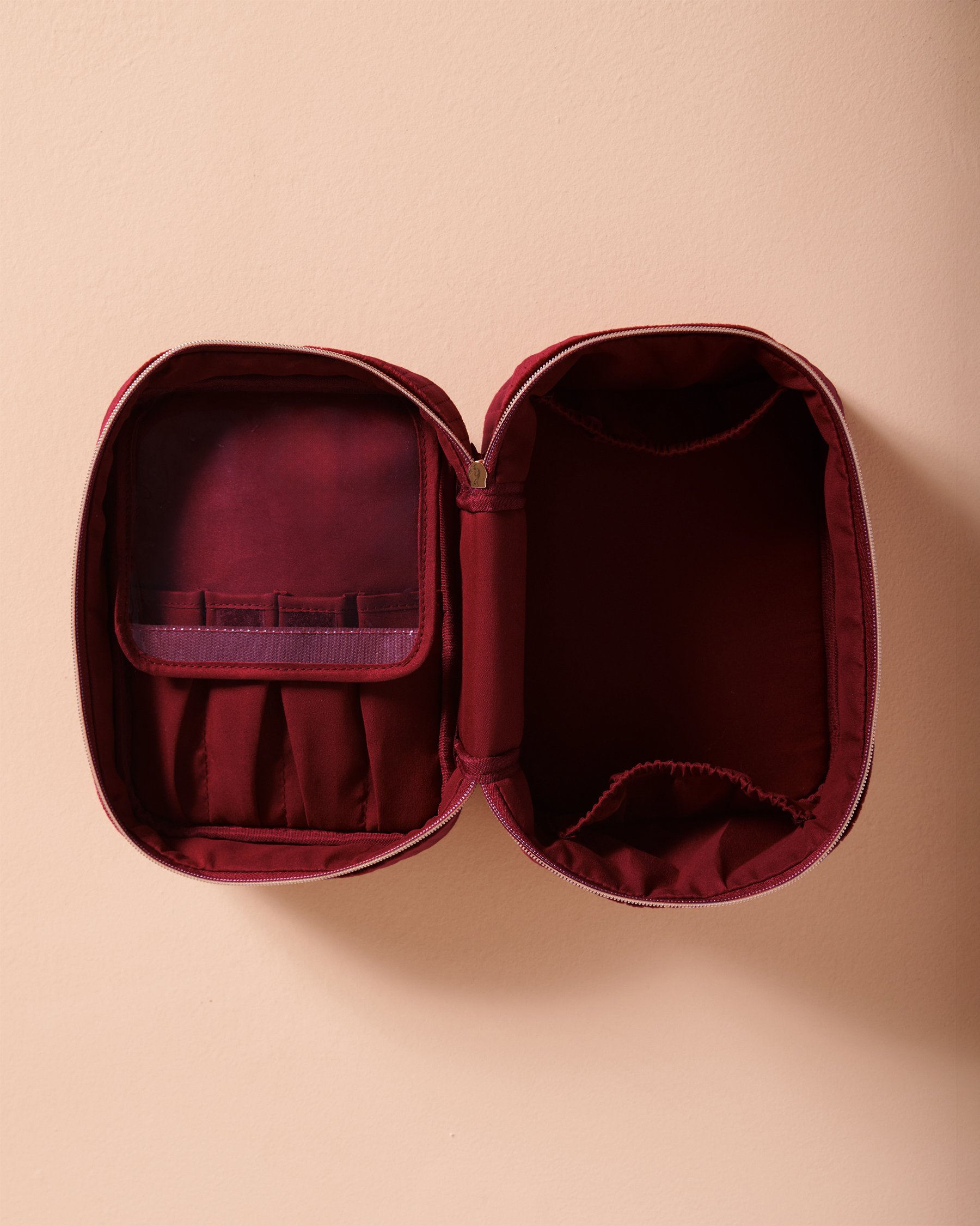 LA VIE EN ROSE Velvet Cosmetic Bag Merry Burgundy 40700522 - View2