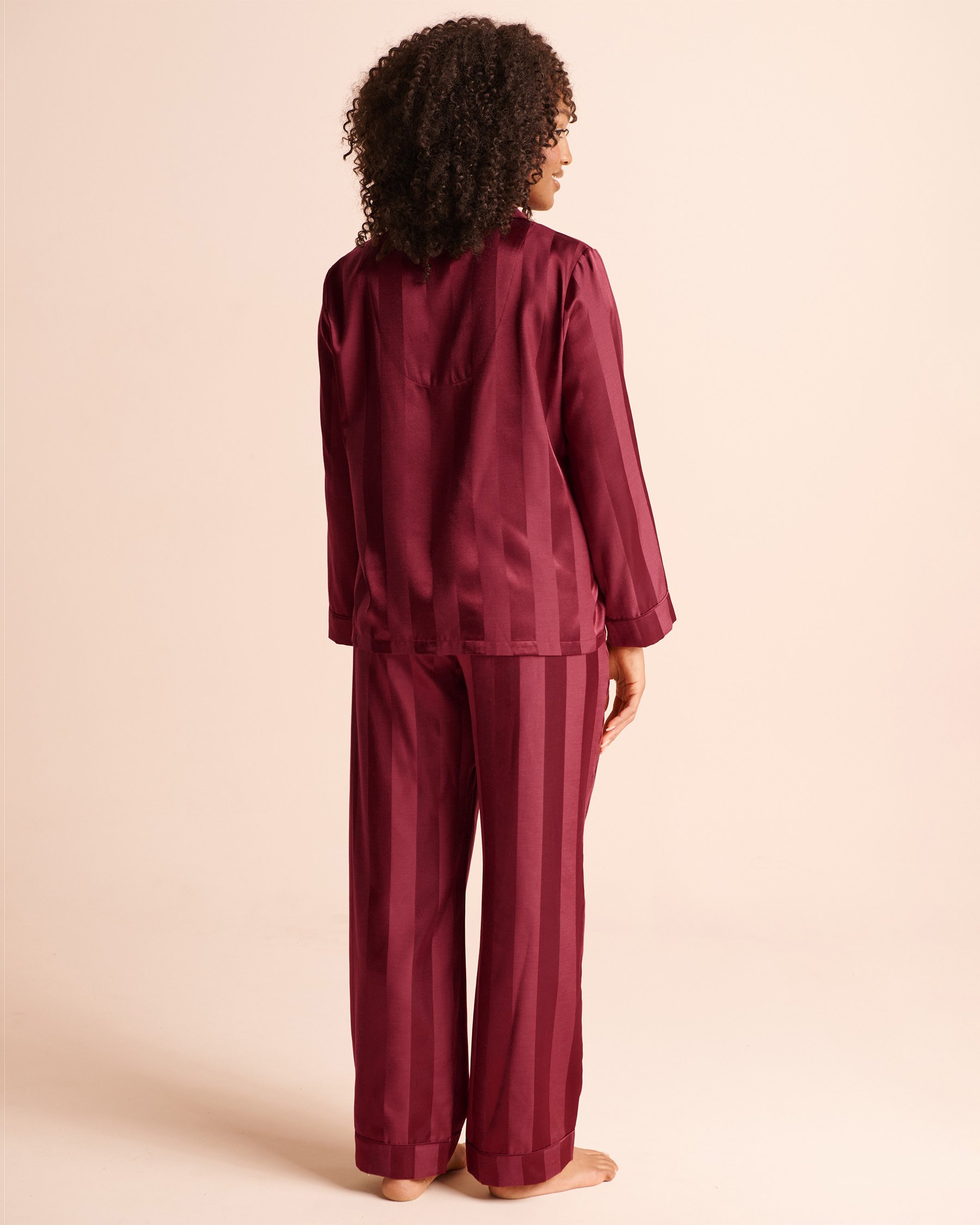 LA VIE EN ROSE Ensemble pyjama manches longues en satin jacquard rayé Bourgogne festif 60400086 - View2
