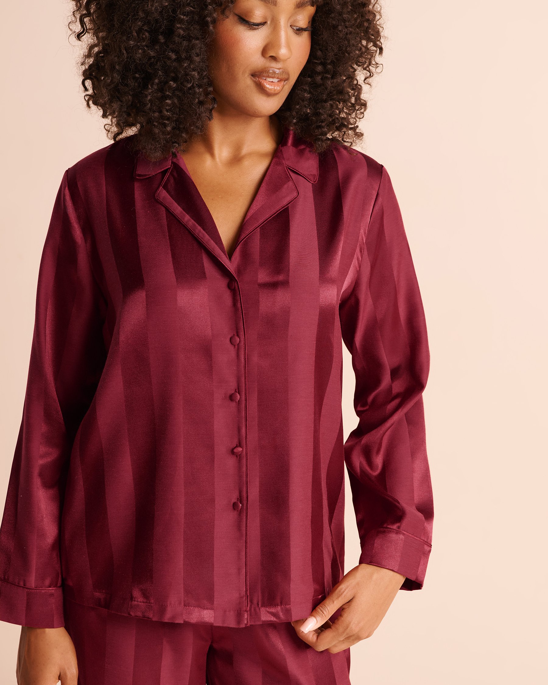 LA VIE EN ROSE Ensemble pyjama manches longues en satin jacquard rayé Bourgogne festif 60400086 - View3