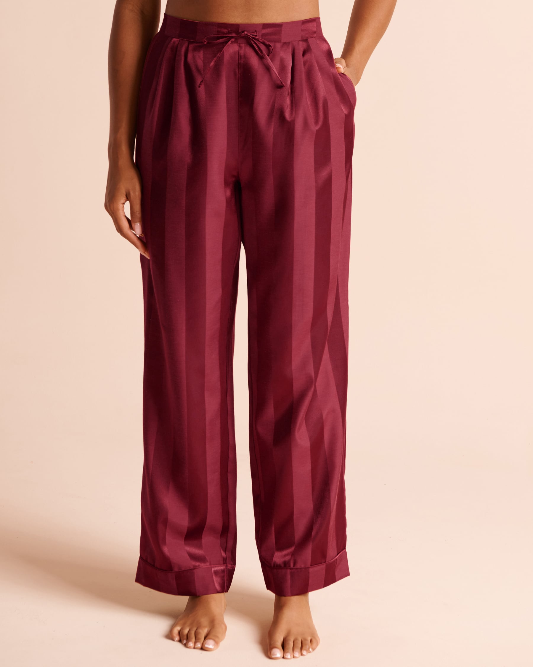 LA VIE EN ROSE Ensemble pyjama manches longues en satin jacquard rayé Bourgogne festif 60400086 - View4