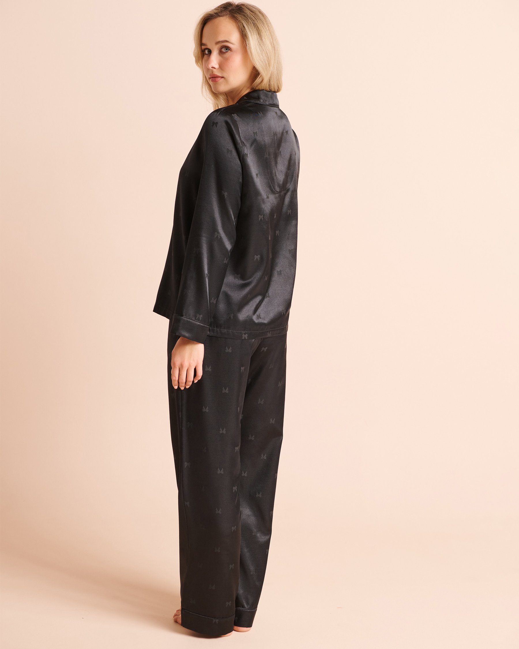 LA VIE EN ROSE Bow Jacquard Long Sleeve Satin Pajama Set Black 60400085 - View2