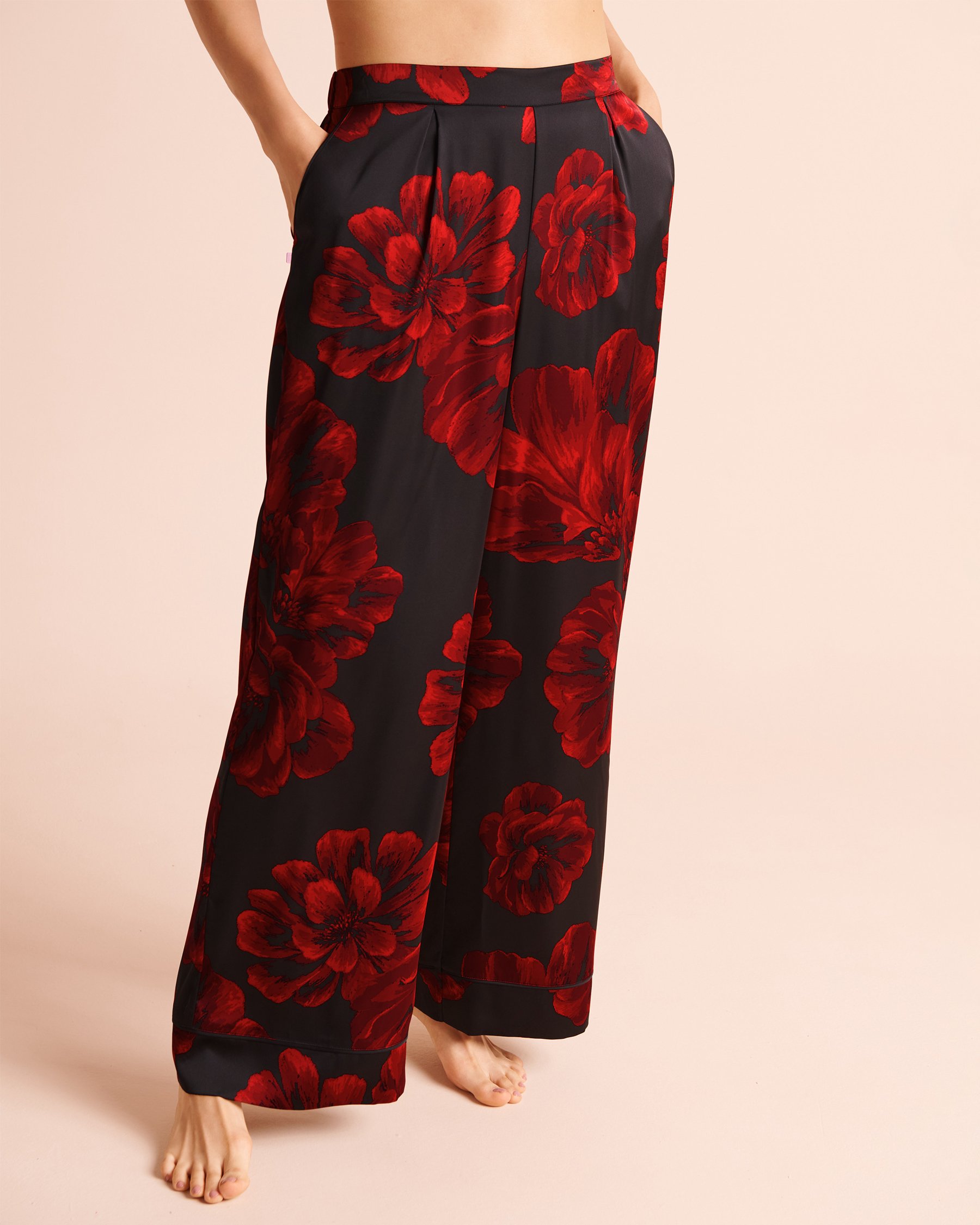 LA VIE EN ROSE Pantalon en satin imprimé pivoines Noir/Fleurs rouges 60200216 - View1