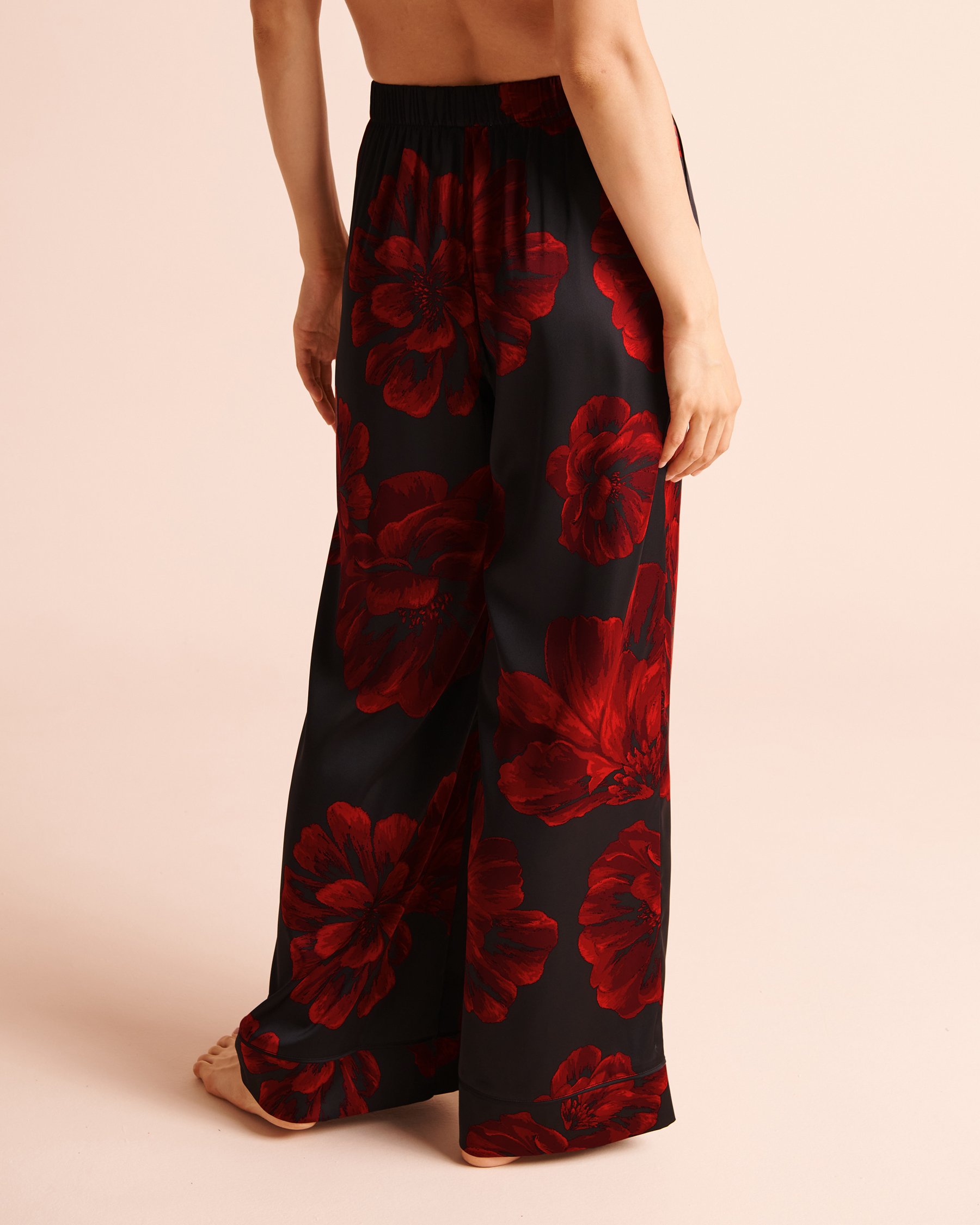 LA VIE EN ROSE Pantalon en satin imprimé pivoines Noir/Fleurs rouges 60200216 - View2