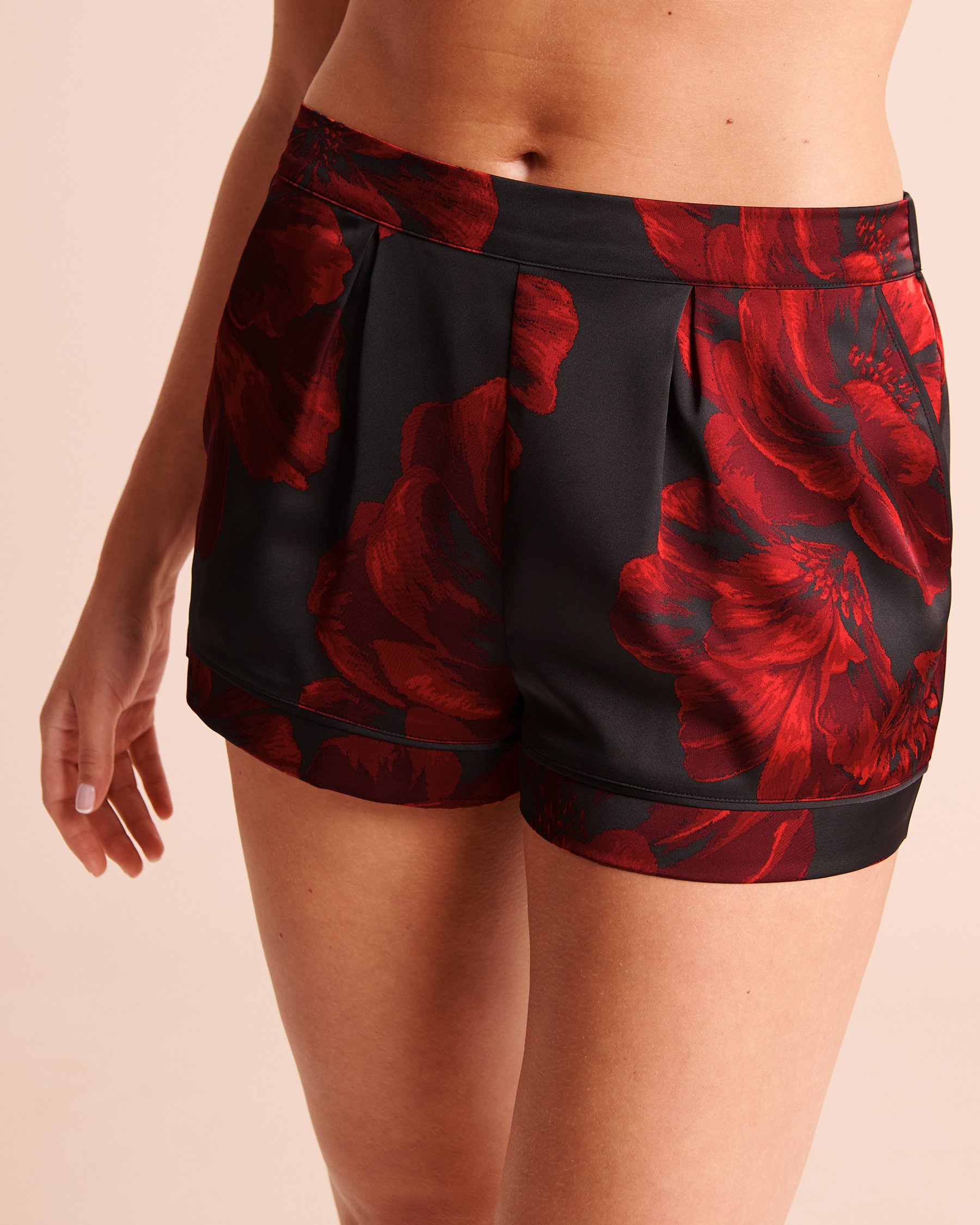 LA VIE EN ROSE Short en satin imprimé pivoines Noir/Fleurs rouges 60200213 - Voir1