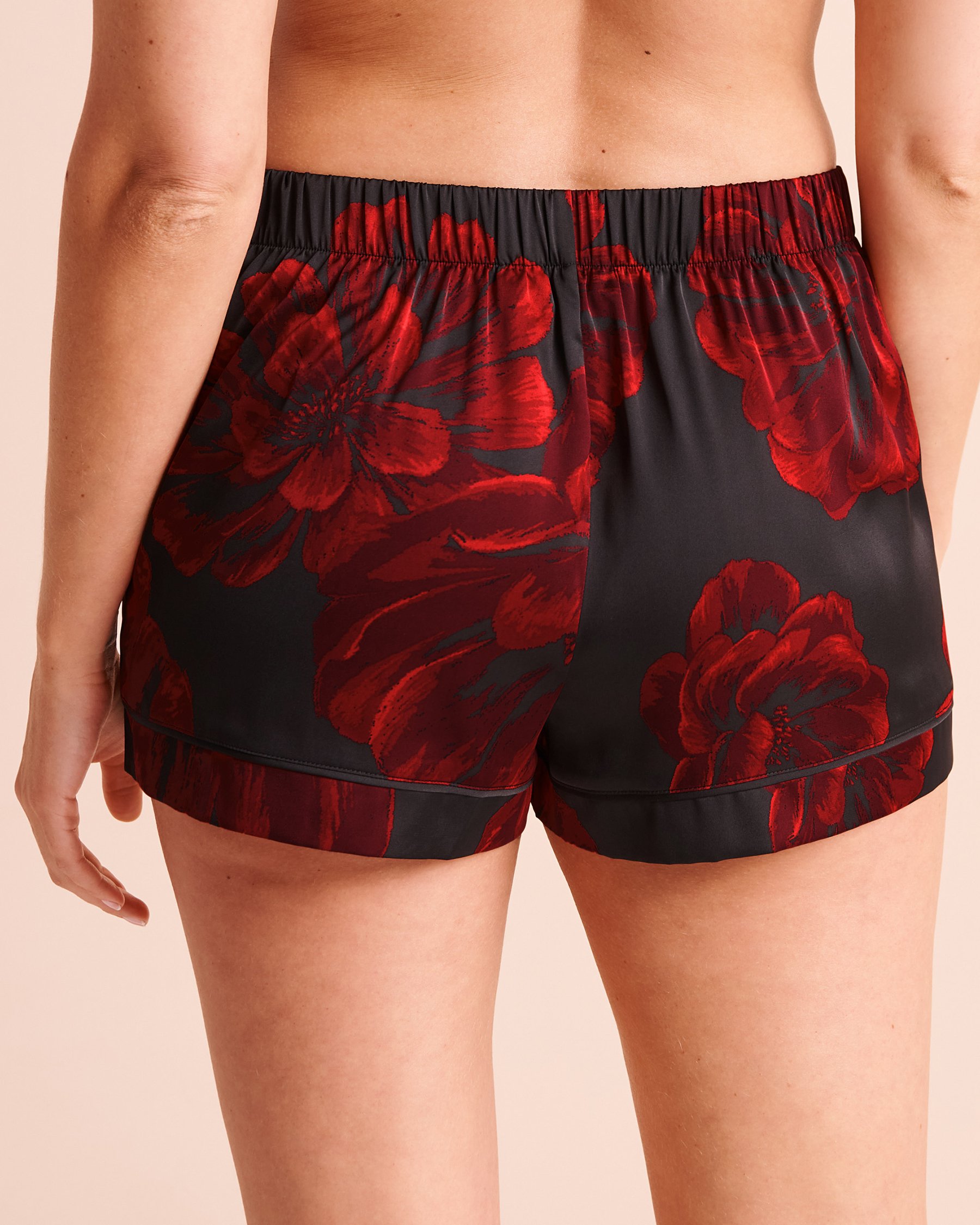 LA VIE EN ROSE Short en satin imprimé pivoines Noir/Fleurs rouges 60200213 - Voir2