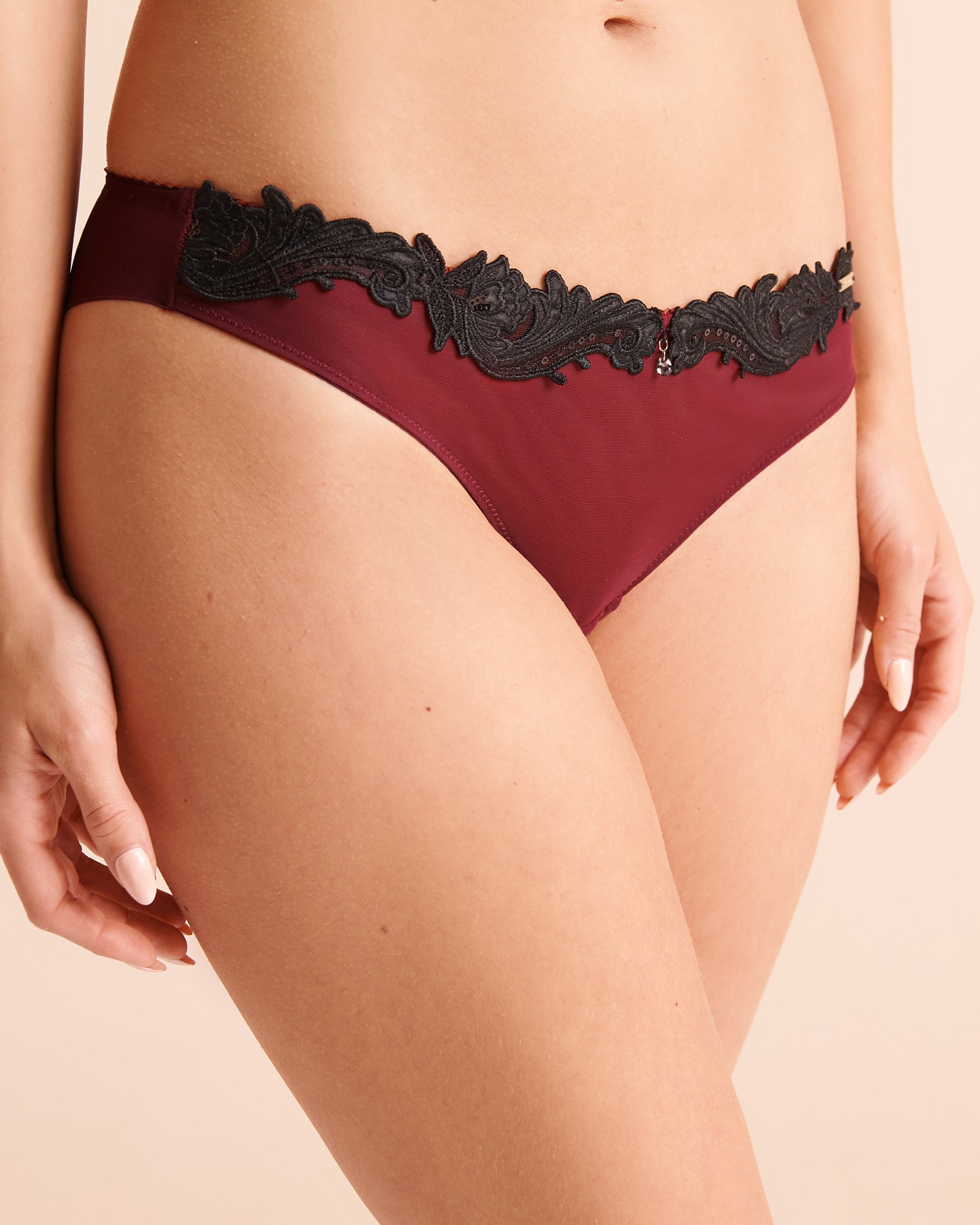 LA VIE EN ROSE Guipure and Mesh Garter Brazilian Panty Burgundy/Black 20300550 - View4