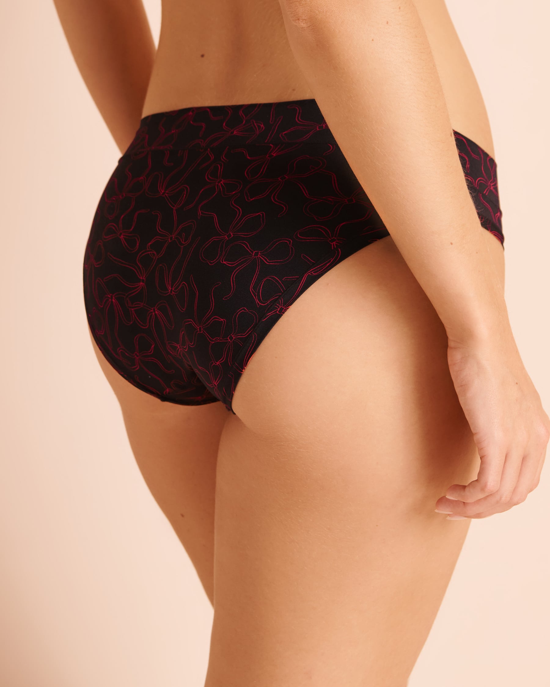 LA VIE EN ROSE Perfect Fit Bikini Panty Black/Red Bows 20200895 - View2