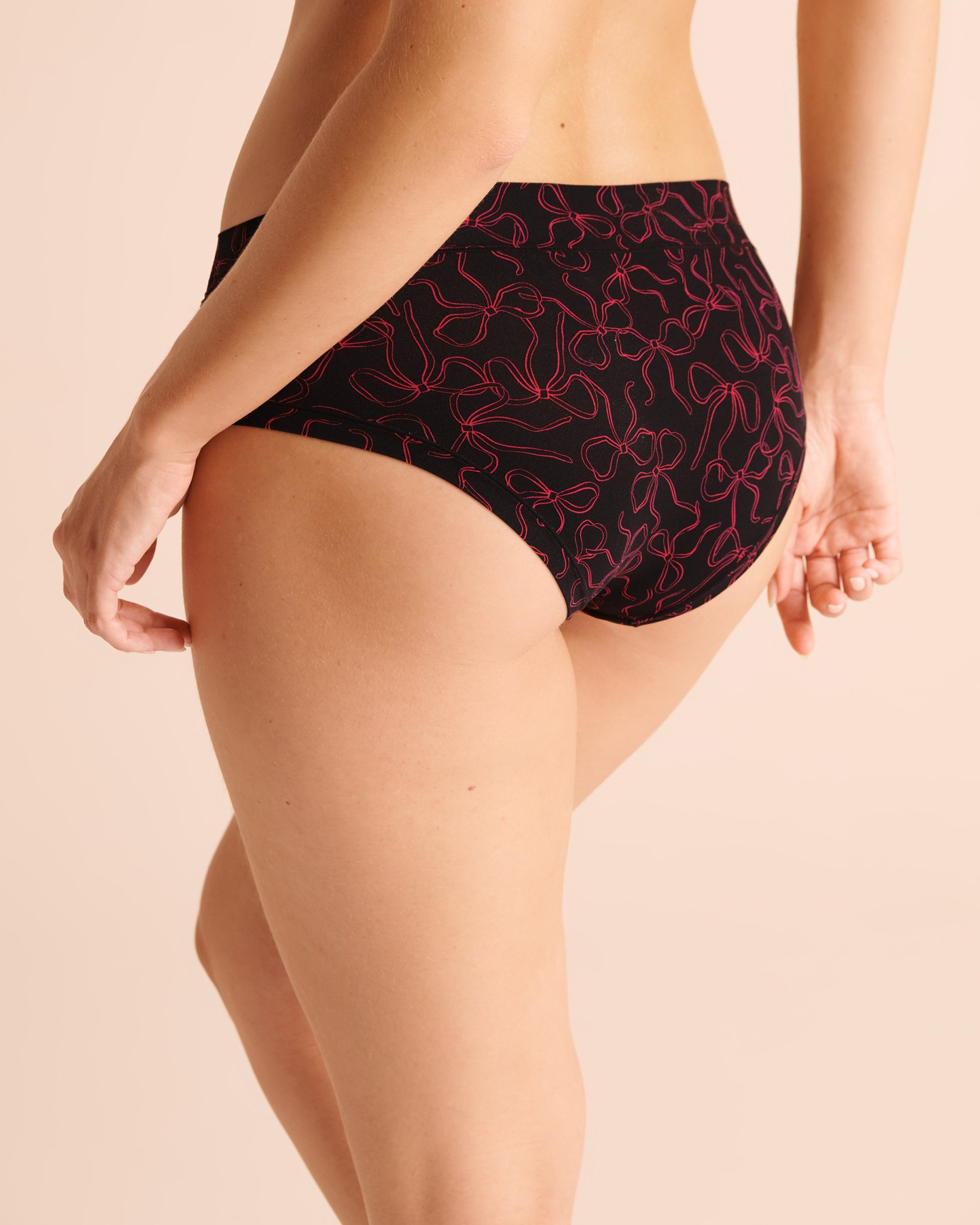 LA VIE EN ROSE Perfect Fit Hiphugger Panty Black/Red Bows 20200896 - View2
