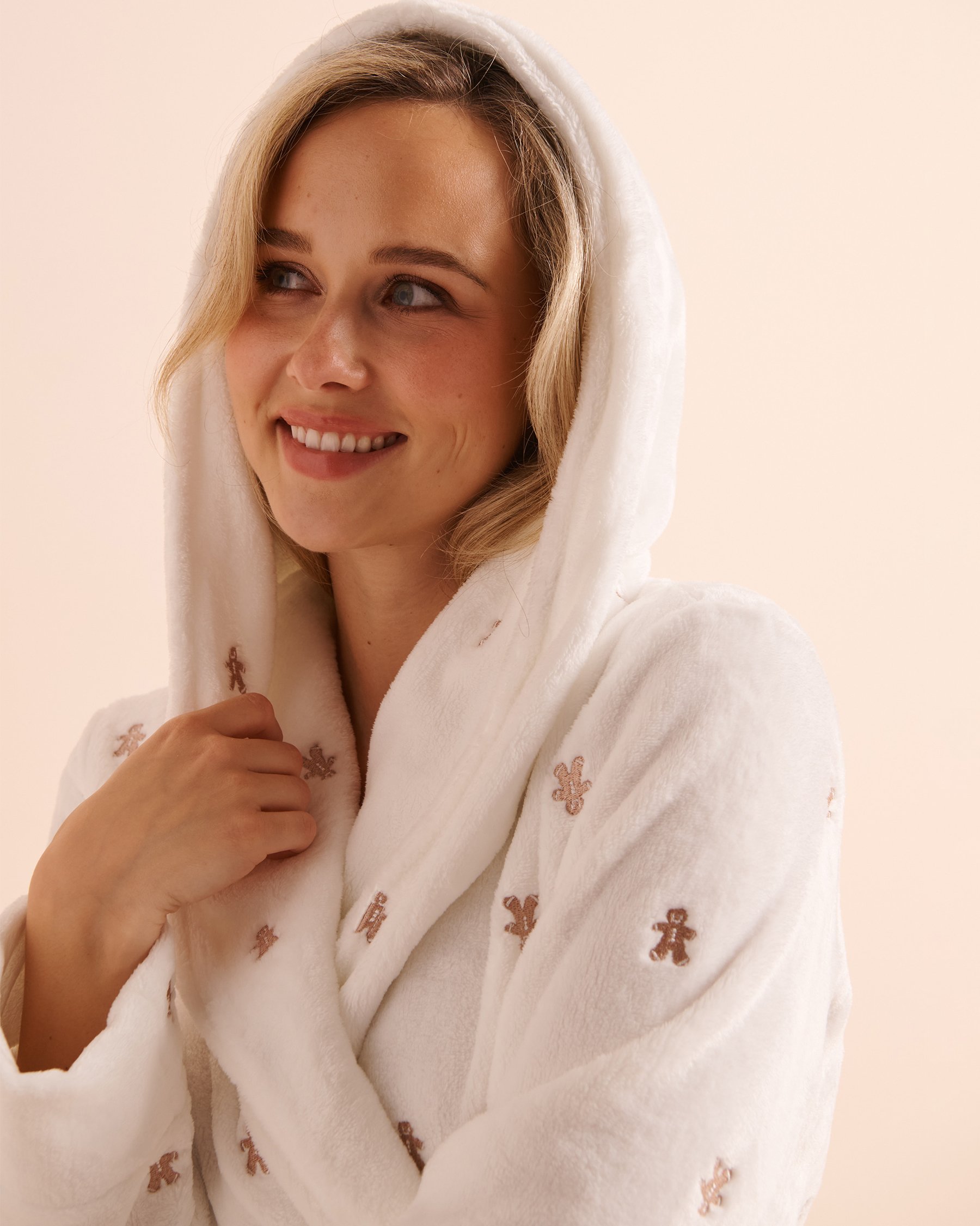 LA VIE EN ROSE Robe de chambre à capuchon en peluche douce broderies pain d'épices Blanc/Pains d'épices 40600243 - View3