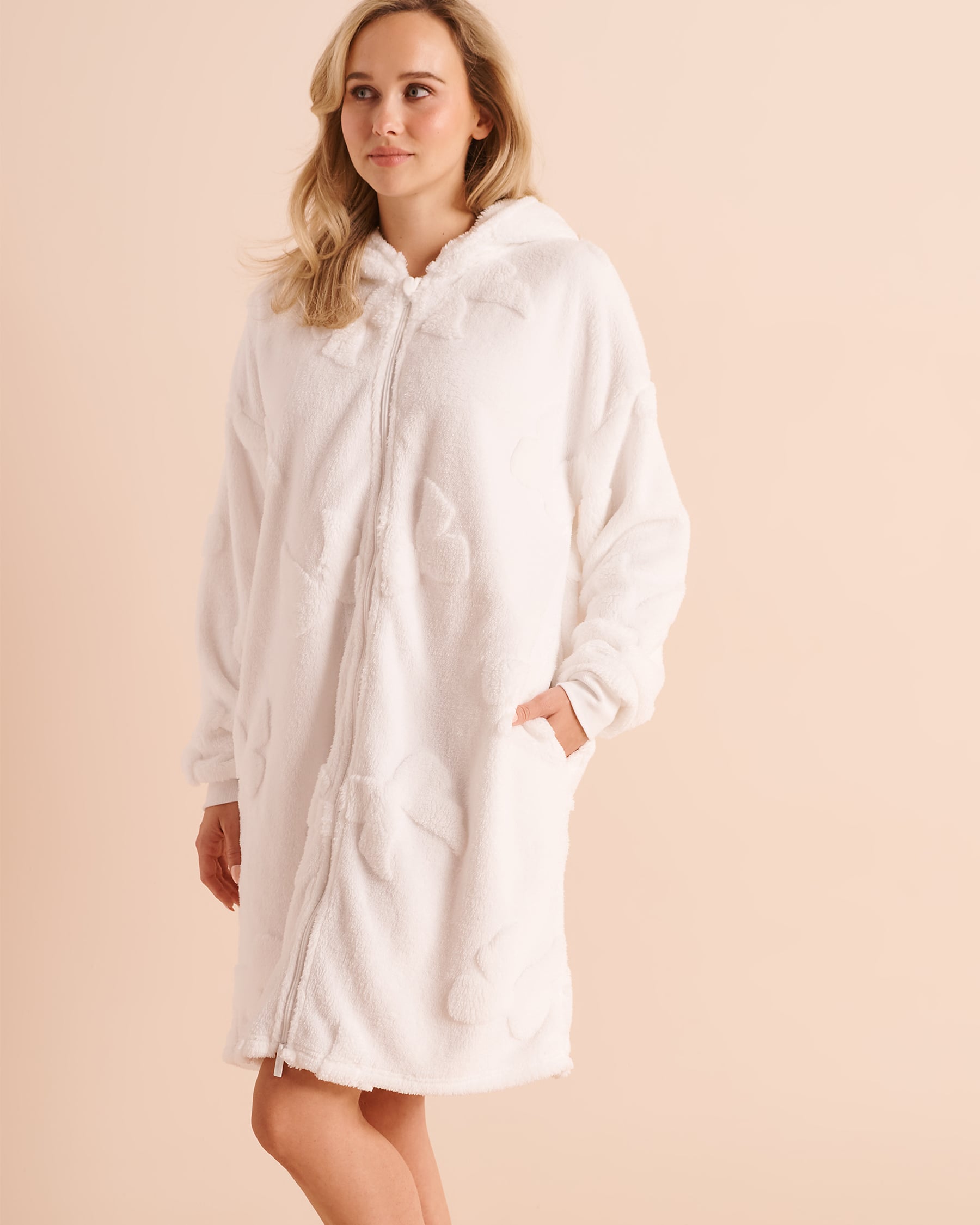 LA VIE EN ROSE Robe de chambre à capuchon en peluche douce motifs nœud Blanc/Nœuds 40600241 - View1