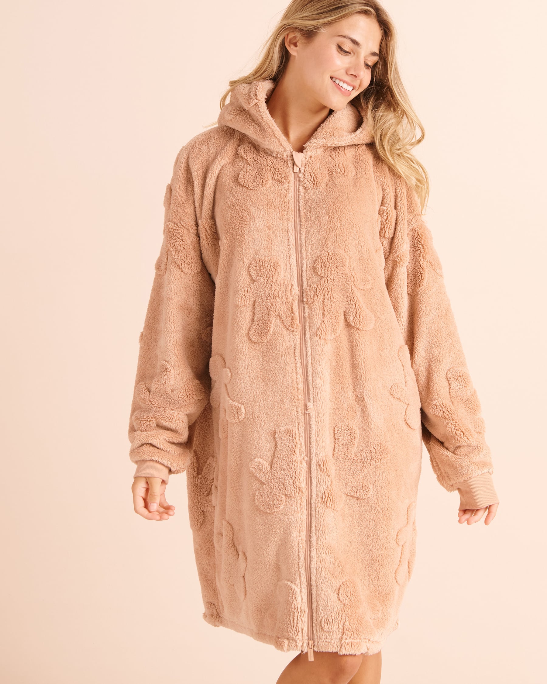 LA VIE EN ROSE Gingerbread-Embossed Soft Plush Hooded Robe Beige/Gingerbread 40600241 - View1