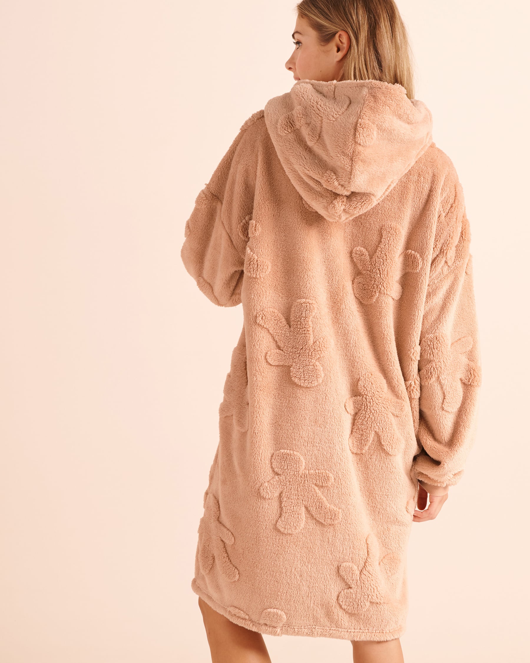 LA VIE EN ROSE Gingerbread-Embossed Soft Plush Hooded Robe Beige/Gingerbread 40600241 - View2