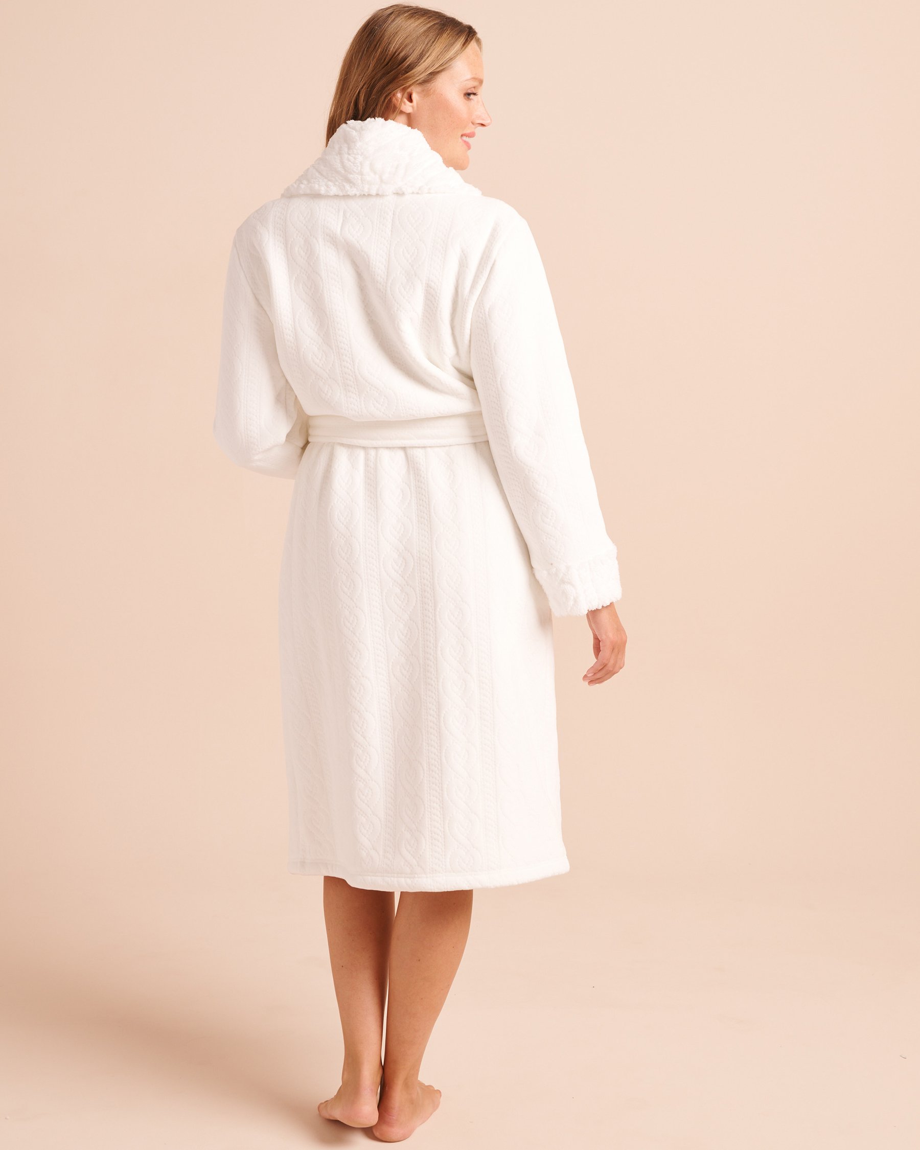 LA VIE EN ROSE Sherpa-Lined Embossed Cable Robe White 40600244 - View2