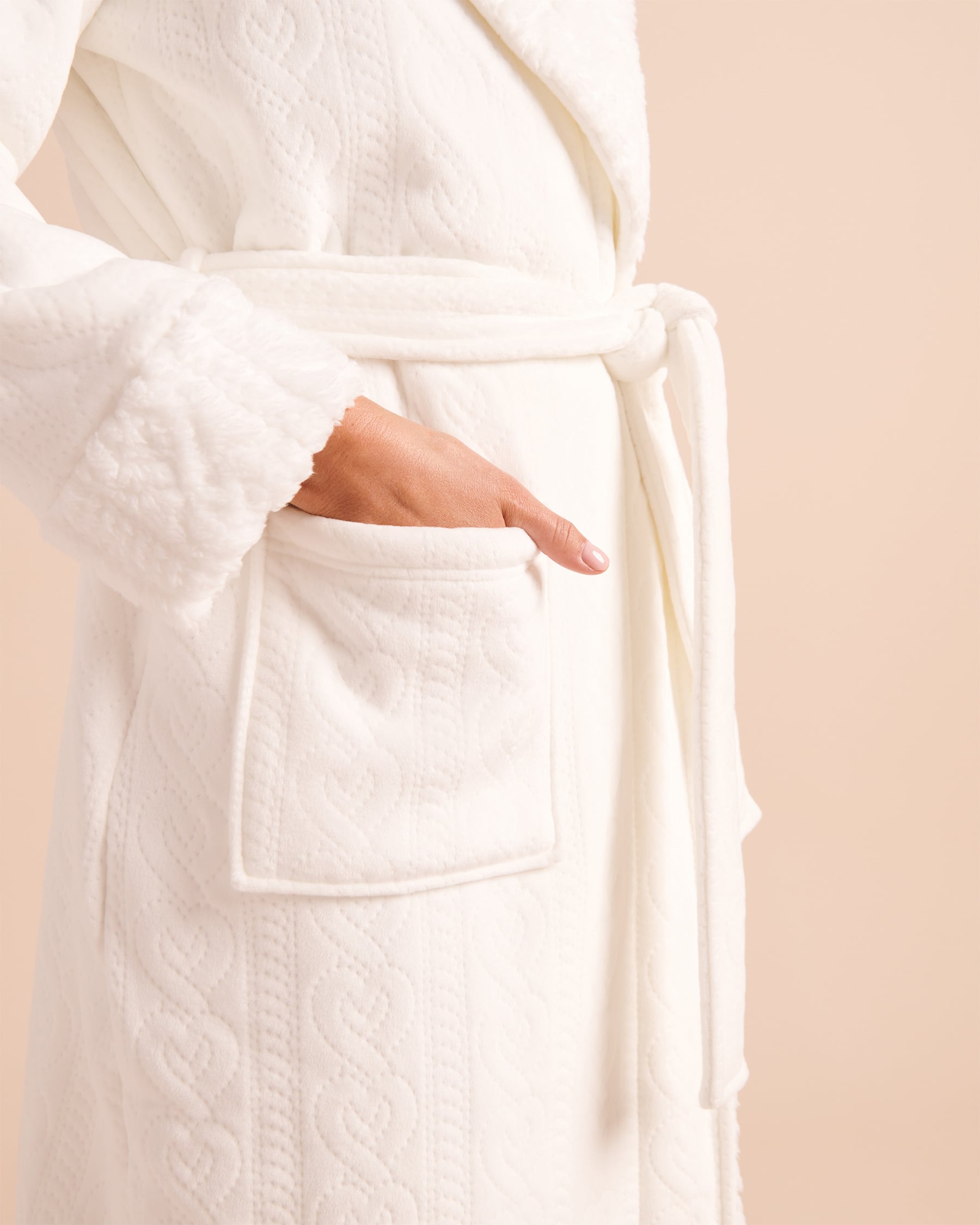 LA VIE EN ROSE Sherpa-Lined Embossed Cable Robe White 40600244 - View3